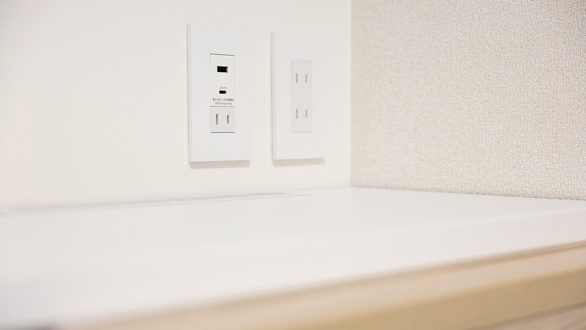 客室｜客室内のコンセント＆USBポート。充電を快適にサポート。