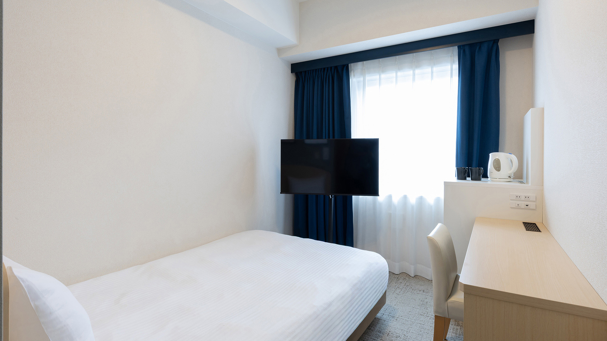 スタンダードセミダブル｜必要な設備が揃った、クリーンで機能的なお部屋。