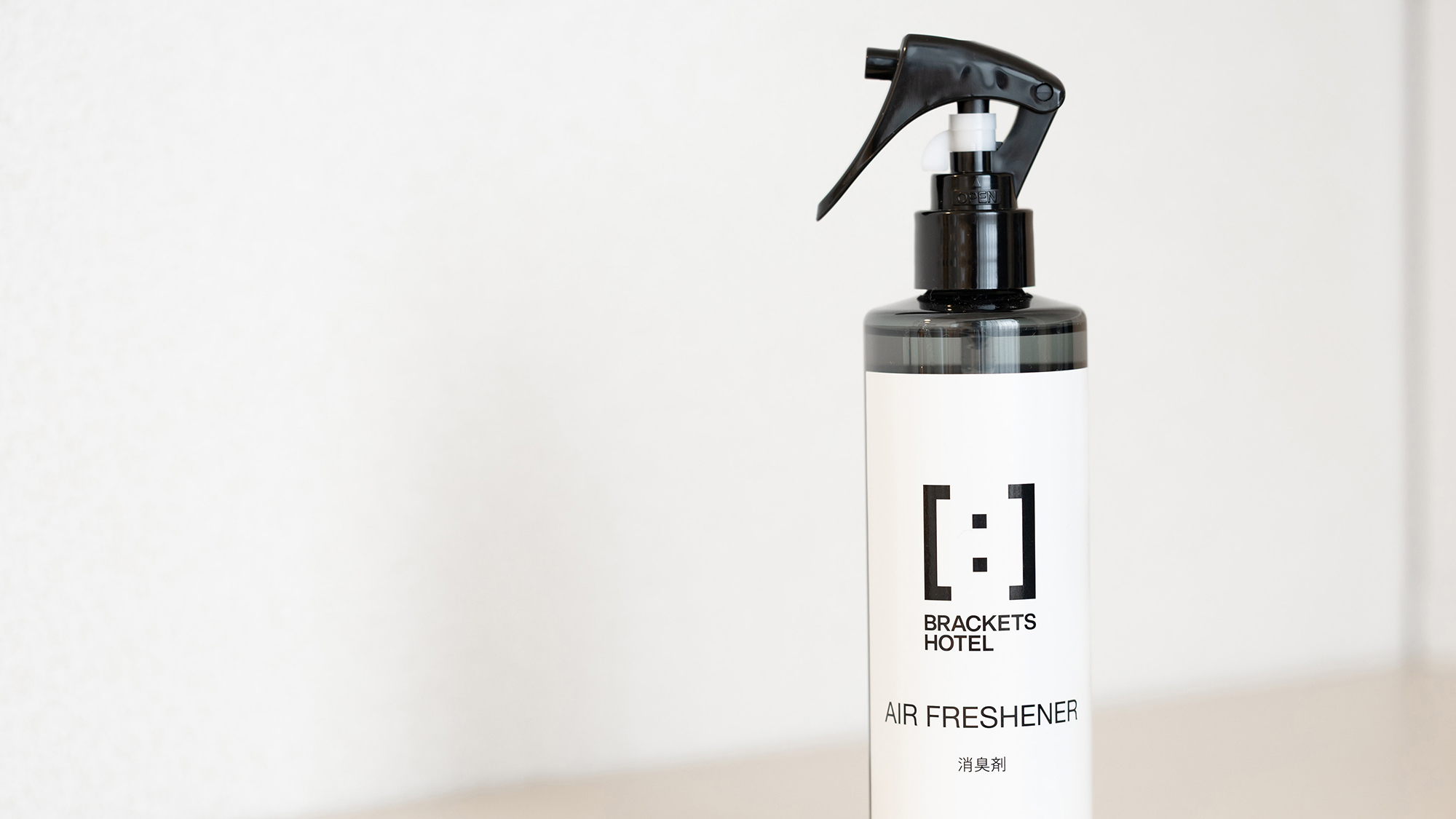 客室｜備品イメージ／当館オリジナルラベルの消臭スプレー。