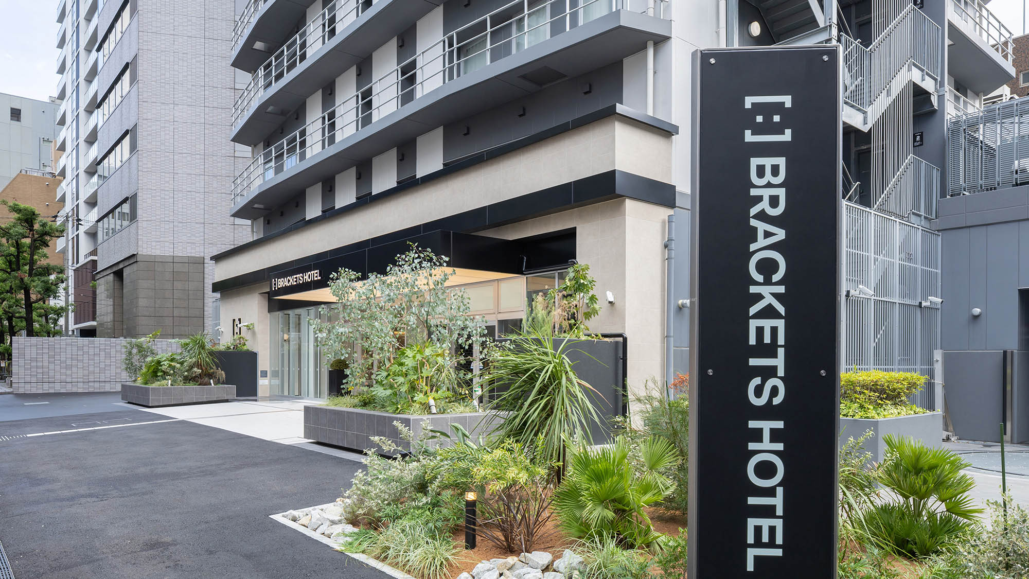 ホテル外観（昼）｜御堂筋線・四つ橋線・中央線の3路線が乗り入れる本町駅から徒歩2分。