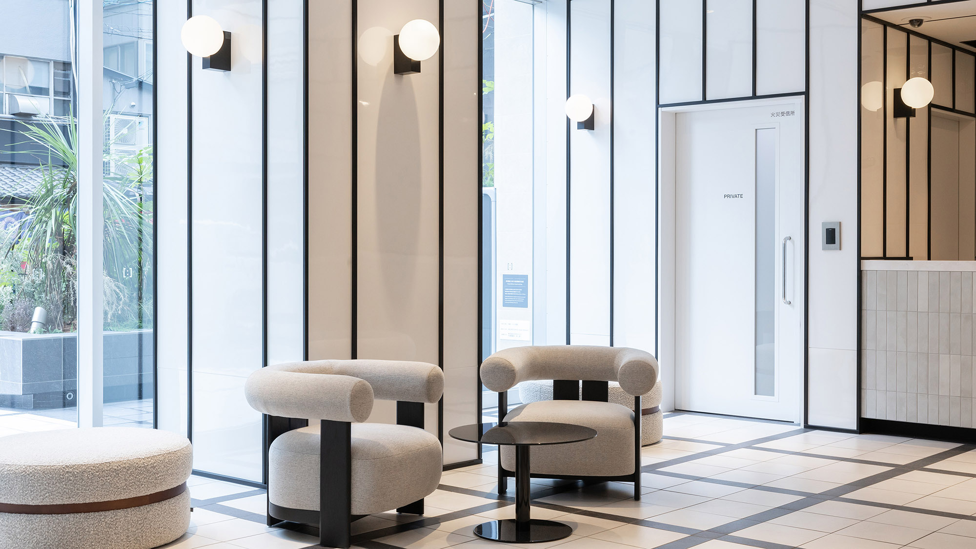 レセプション｜白を基調としたシンプルな内装ですが、温かみを感じる落ち着いた空間です。