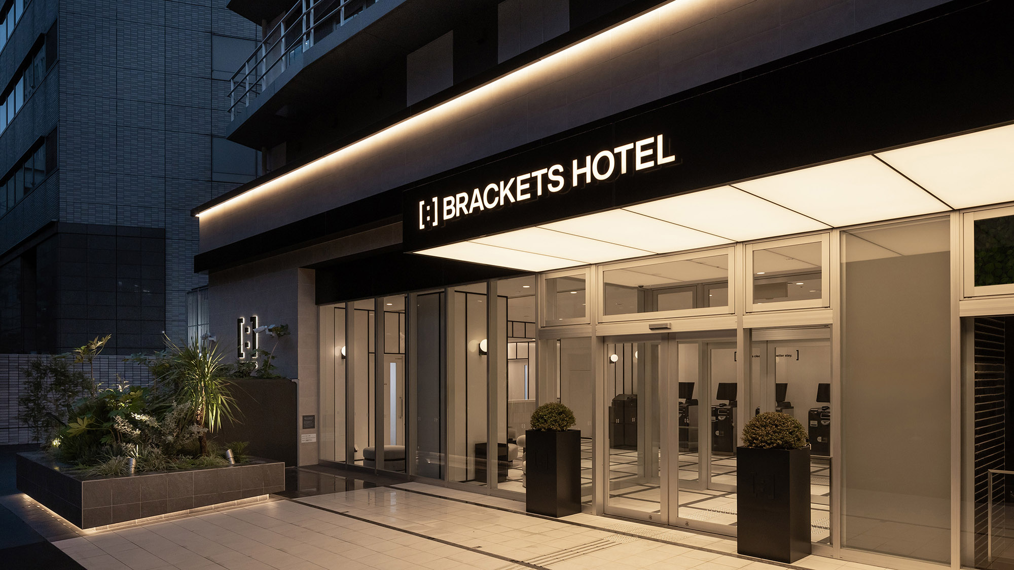 ホテル外観（夜）｜関西空港や新大阪駅への移動もスムーズで、高い利便性を誇ります。