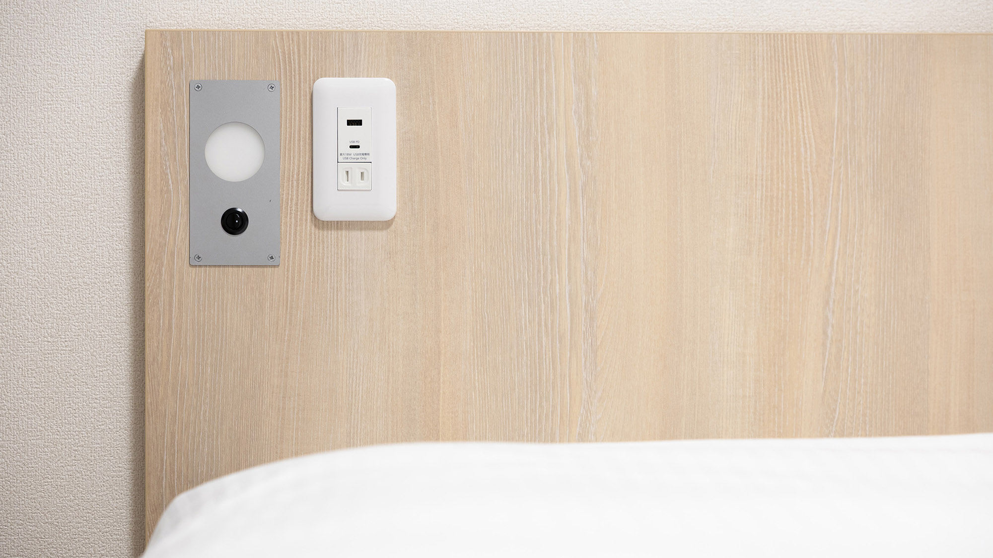 客室｜ベッドボードのコンセント＆USBポート。寝ながらでも快適充電。