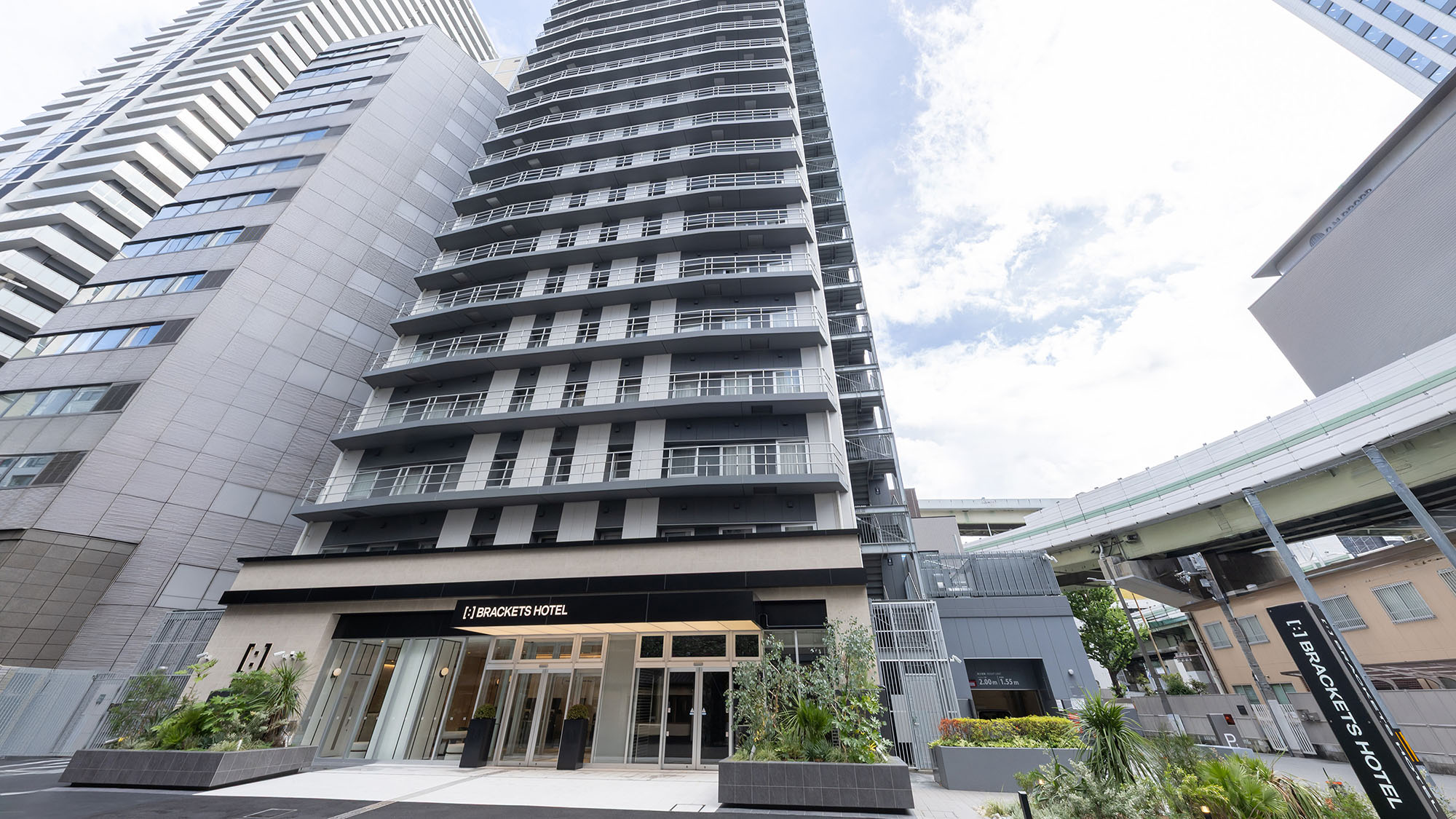 ホテル外観（昼）｜地上29階建ての高層ホテルです。