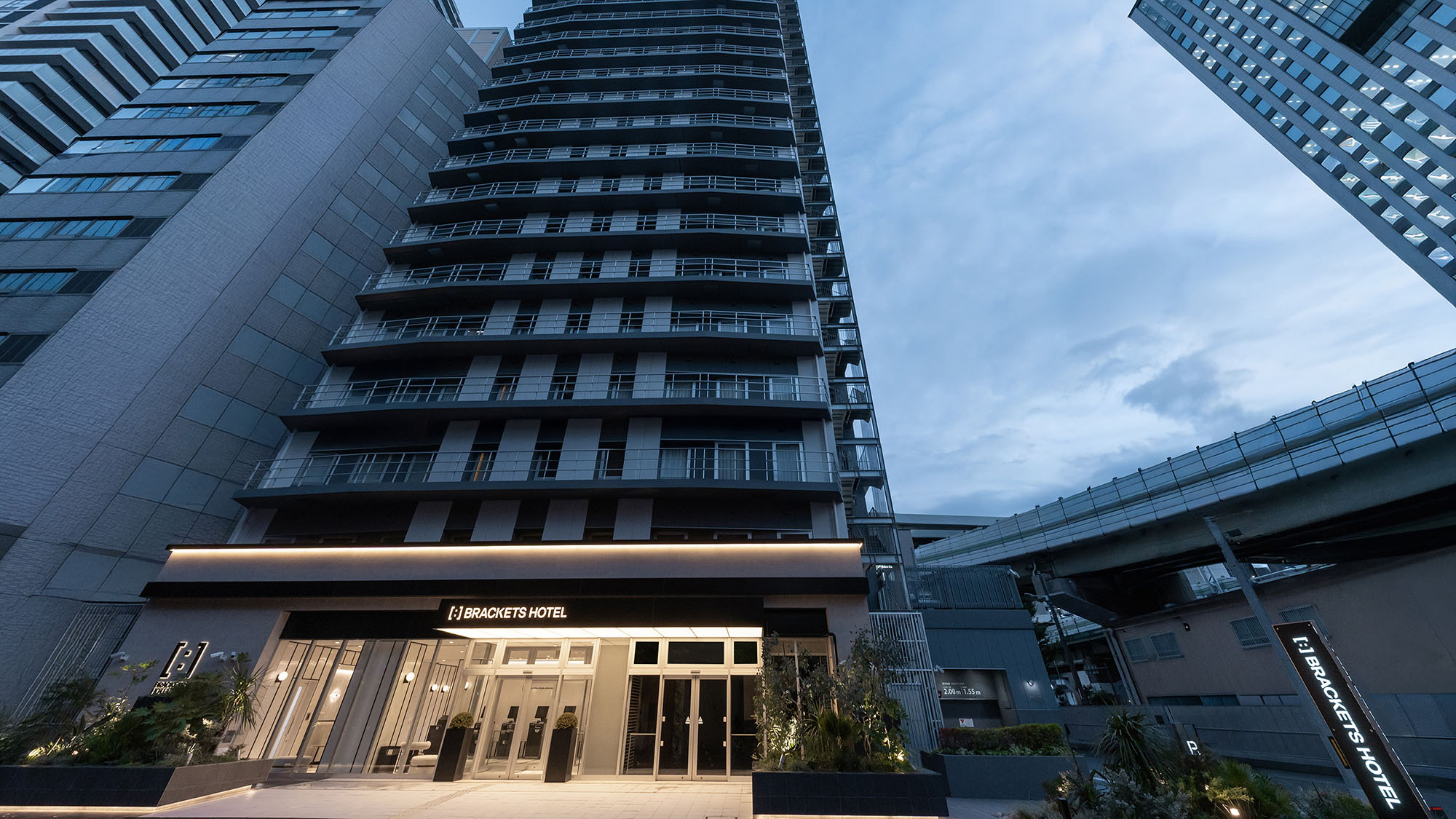 ホテル外観（夜）｜ビジネスにも旅行にも。大阪でのご滞在の新たな拠点に。