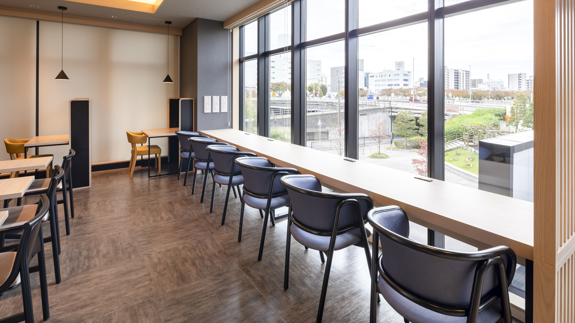 【ライブラリーカフェ】Wi-Fi接続無料◆カフェ内にはコンセントも充実