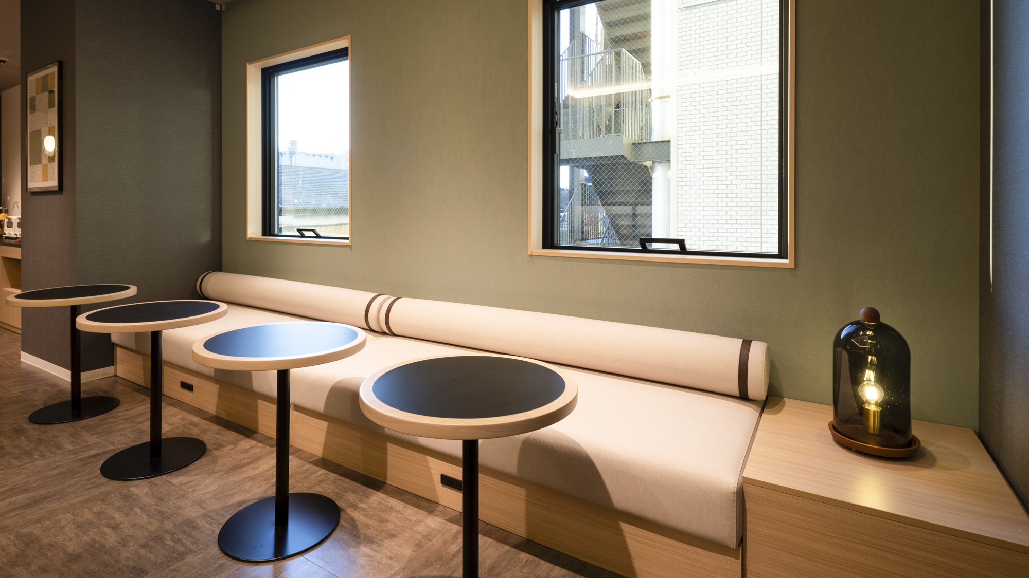 【ライブラリーカフェ】お仕事や商談、旅の相談スペースとしてもご利用いただけます