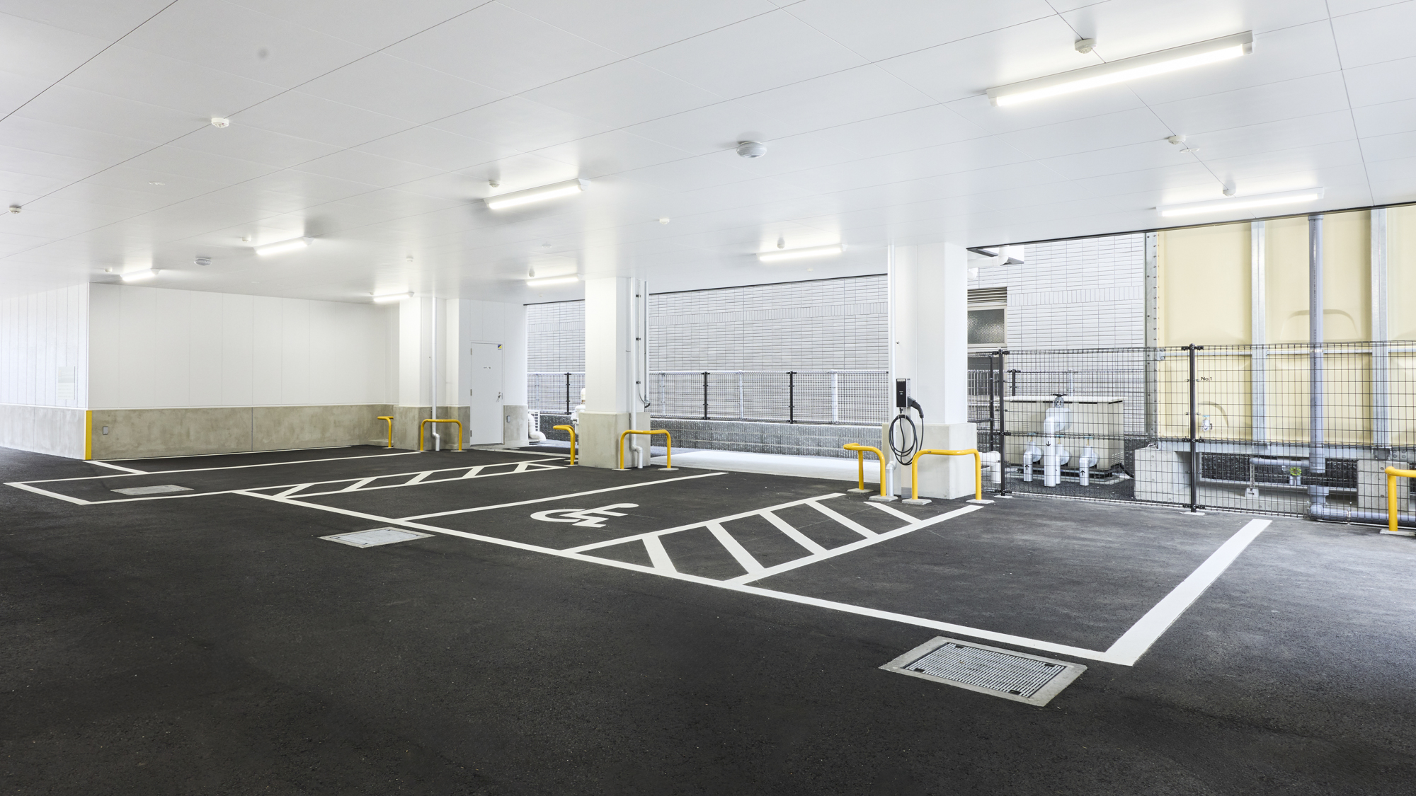 【敷地内駐車場】4台　先着順　有料　高さ制限2.5ｍ