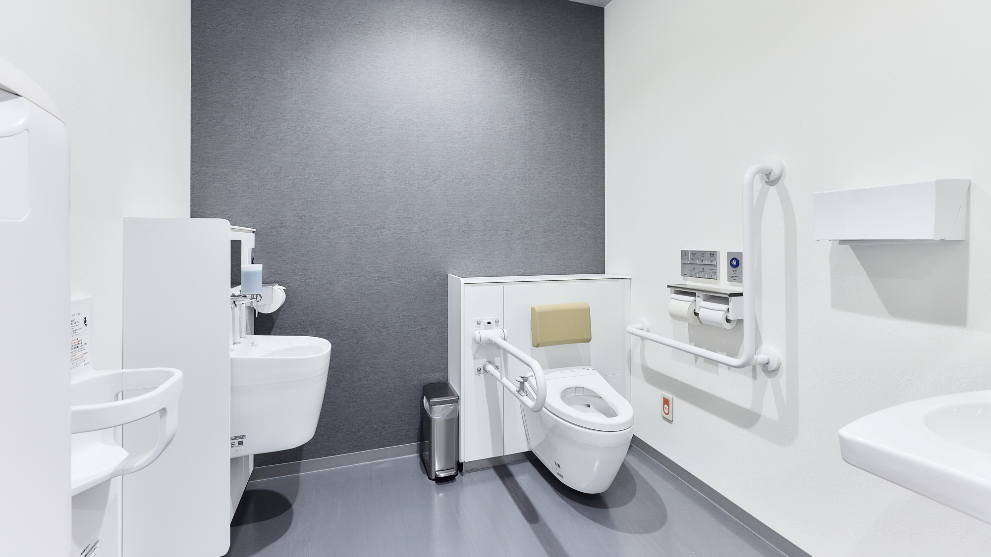 【多目的トイレ】2Fロビーに完備。車いすの方、小さなお子様連れの方も安心してご利用いただけます。