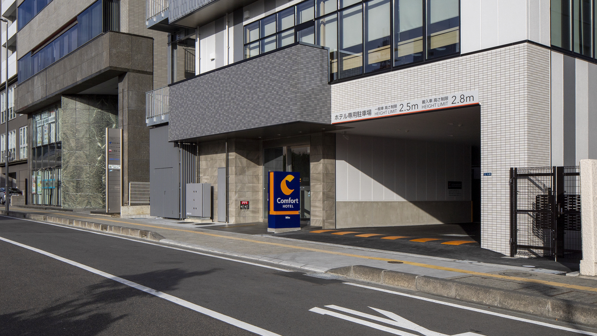 【敷地内駐車場入り口】先着・高さ制限あり