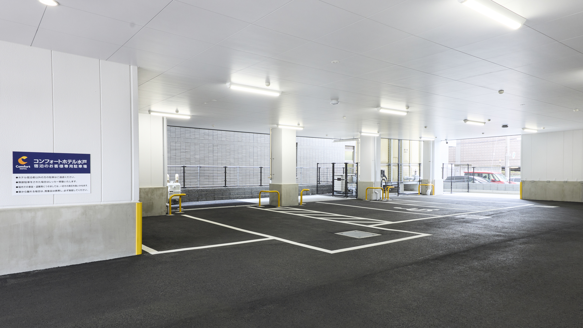 【敷地内駐車場】4台　先着順　有料　高さ制限2.5ｍ