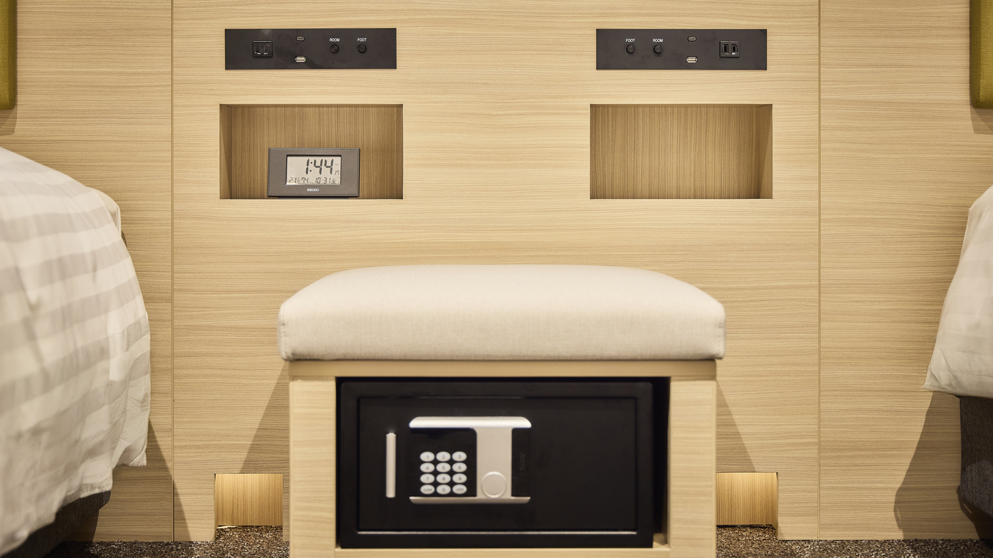 【ユニバーサルルーム】枕元コンセントイメージ