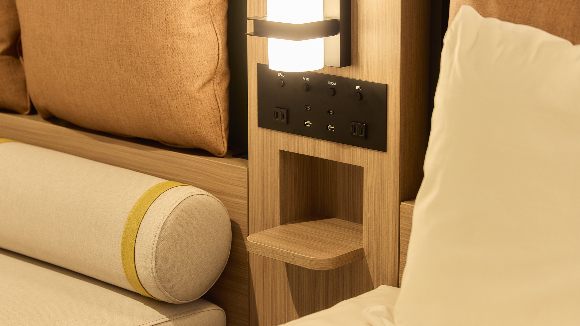 【クイーンエコノミー】枕元コンセントイメージ