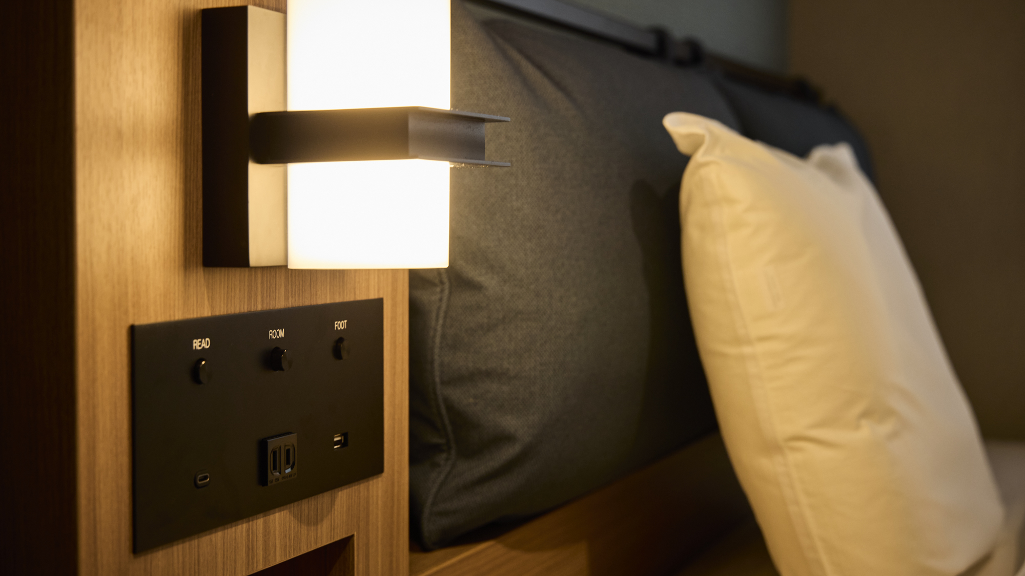 【ダブルスタンダード】枕元コンセントイメージ