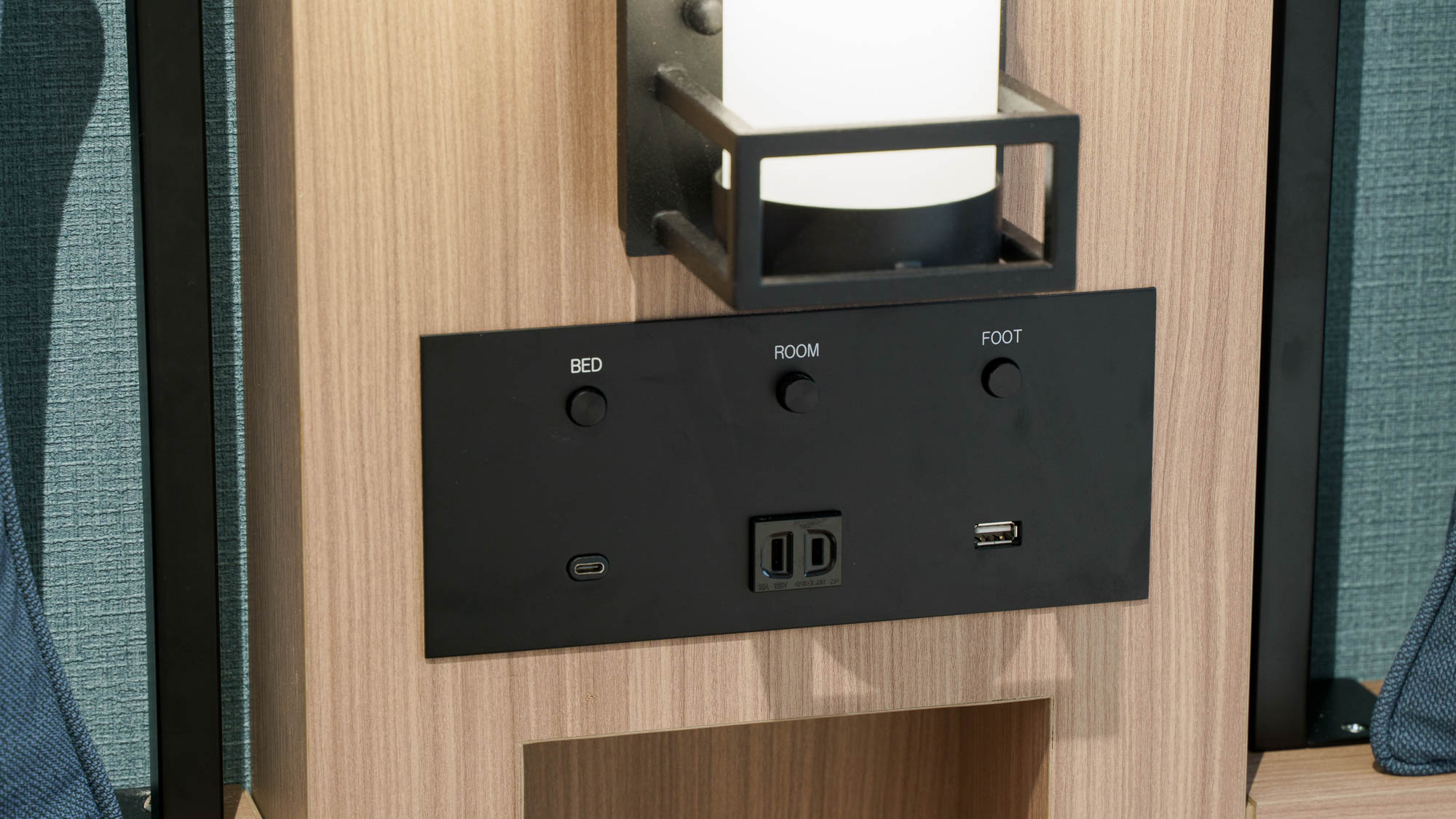 【ダブルスタンダード】枕元コンセントイメージ