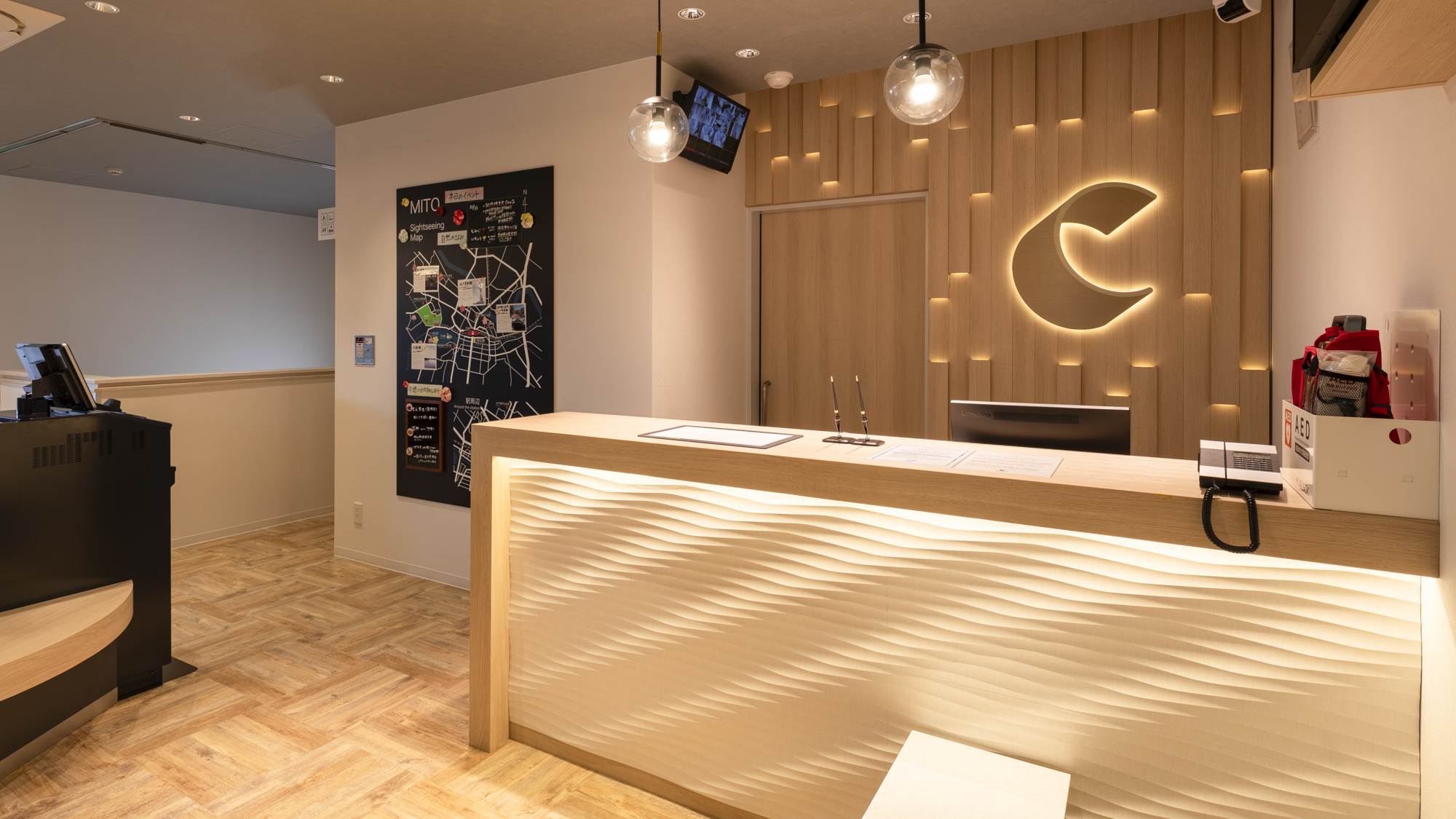 【フロント】地域の情報を共有するコミュニケーションボードやセルフチェックイン・アウト機を設置