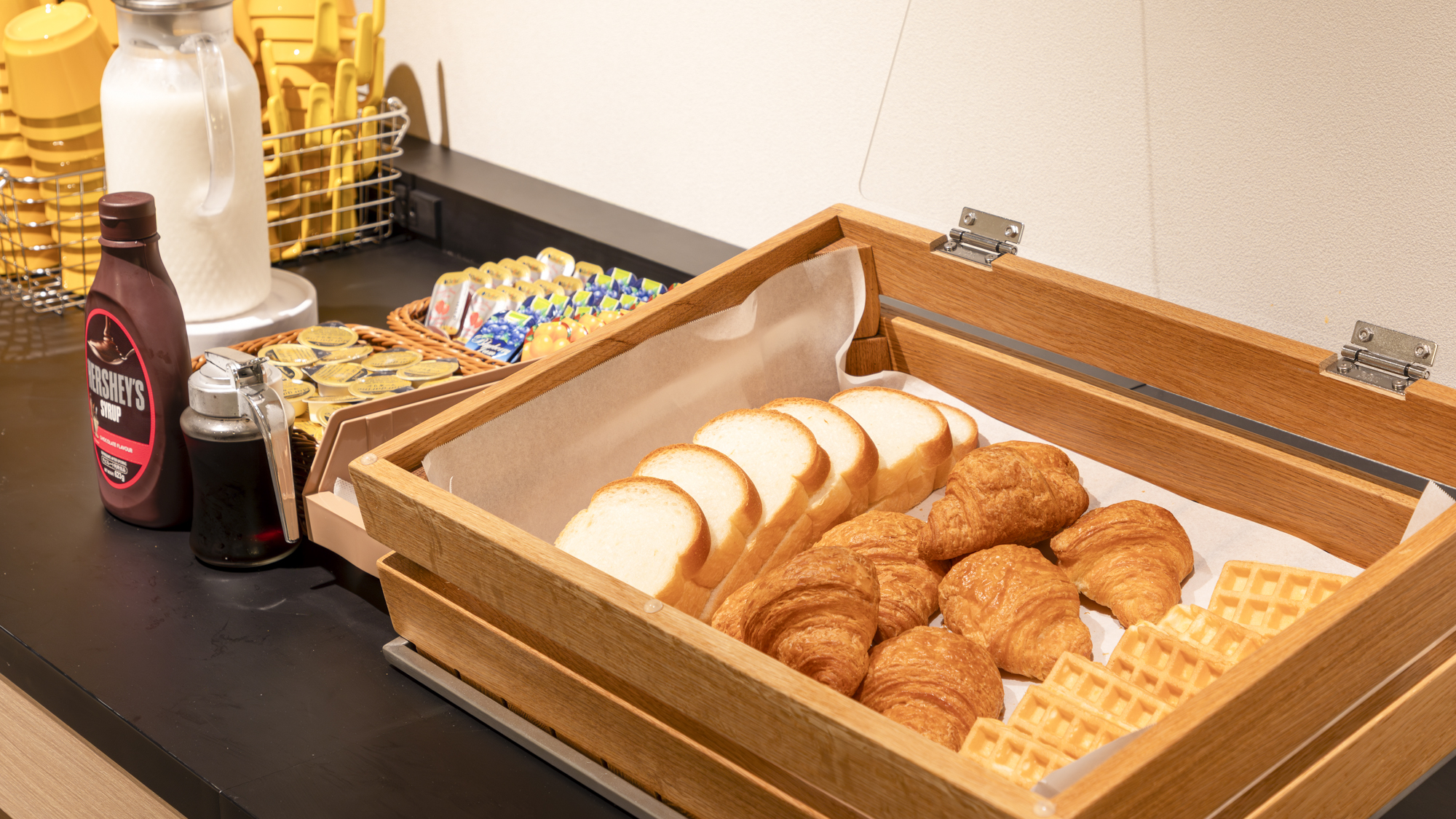 【無料朝食サービス】パン提供イメージ