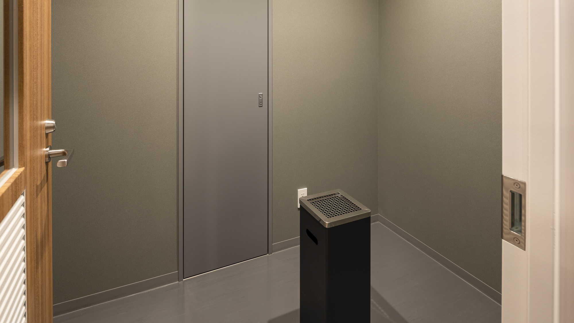 【喫煙スペース】2Fロビーにございます