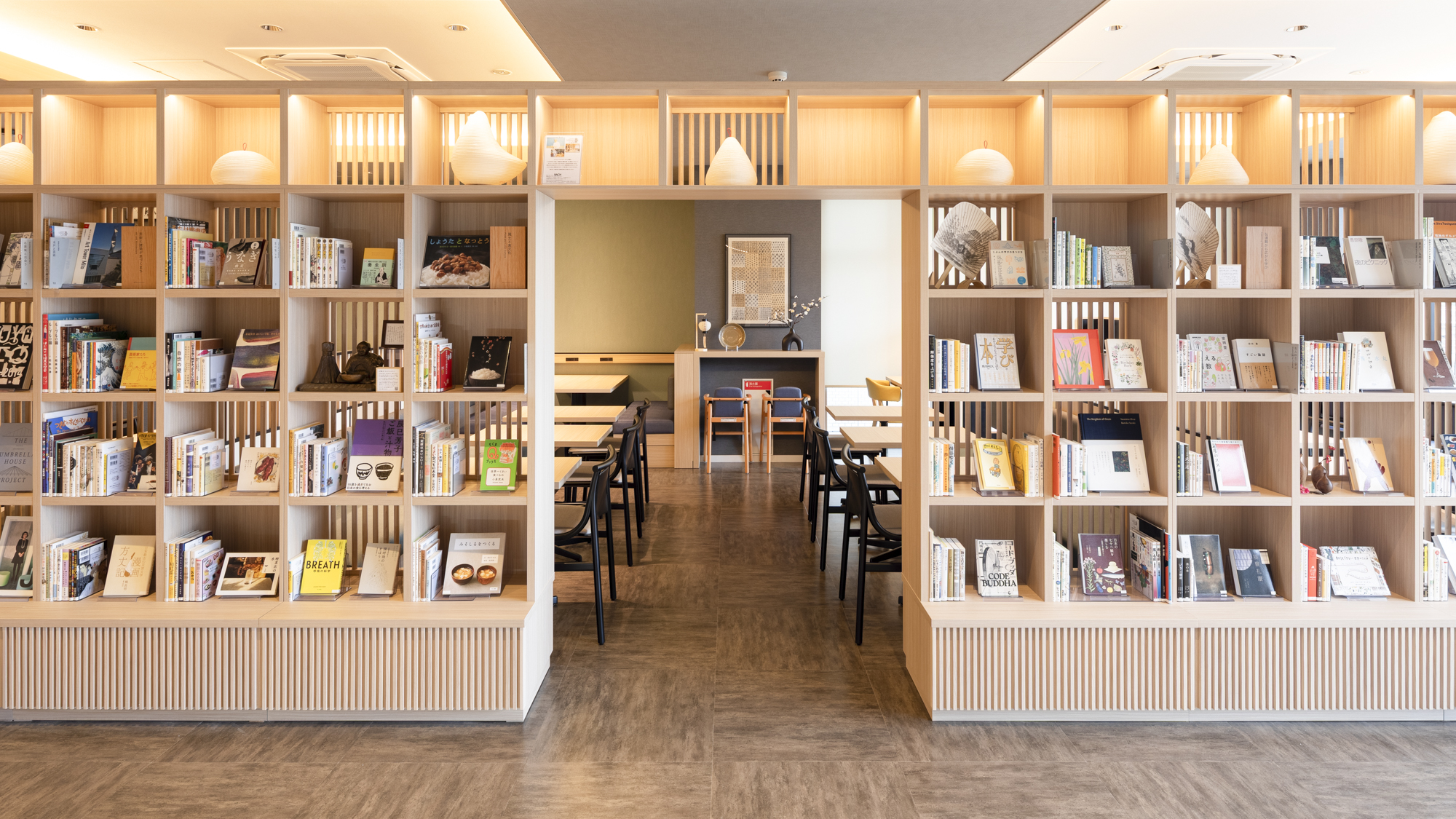 【ライブラリーカフェ】プロが厳選した書籍をお楽しみいただけます