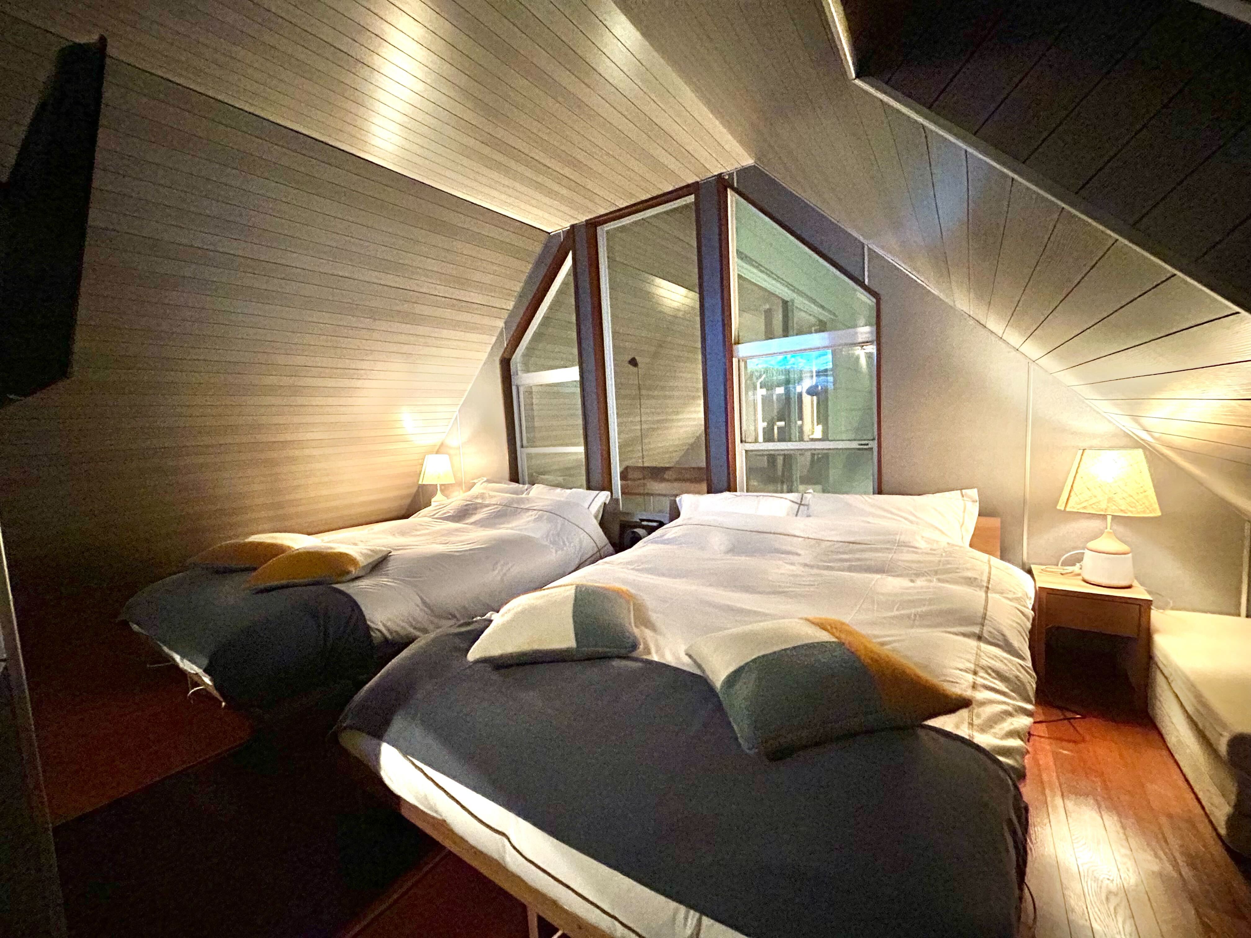 ダブルサイズのベッドを２つご用意。 その他シングルマットレス5つ、ソファベッド１つご用意。