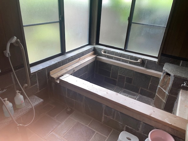 １日一組だけに開放してる天然温泉かけ流し風呂です。一般開放日は１回２５００円のお風呂に何度でも入れます。アメニティはご用意していませんので、ご自身でお持ちください。（シャンプー、ボディソープのみ常設）