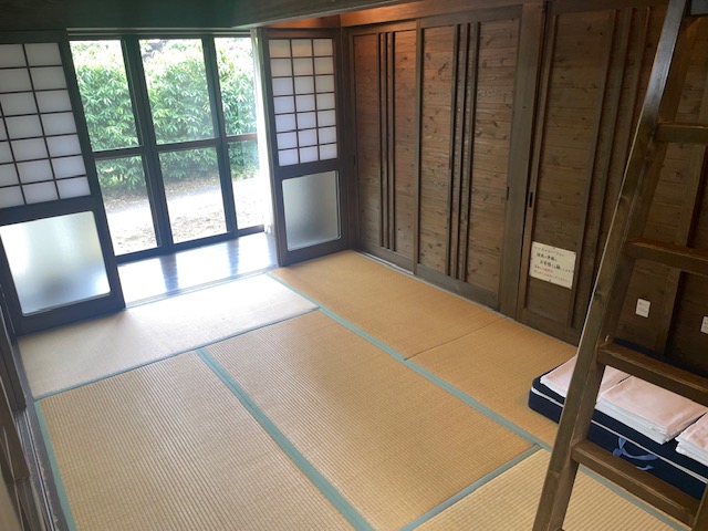 各部屋にエアコンが付いていますので、寝苦しい夜も安心です。川が近いので風が通ります。