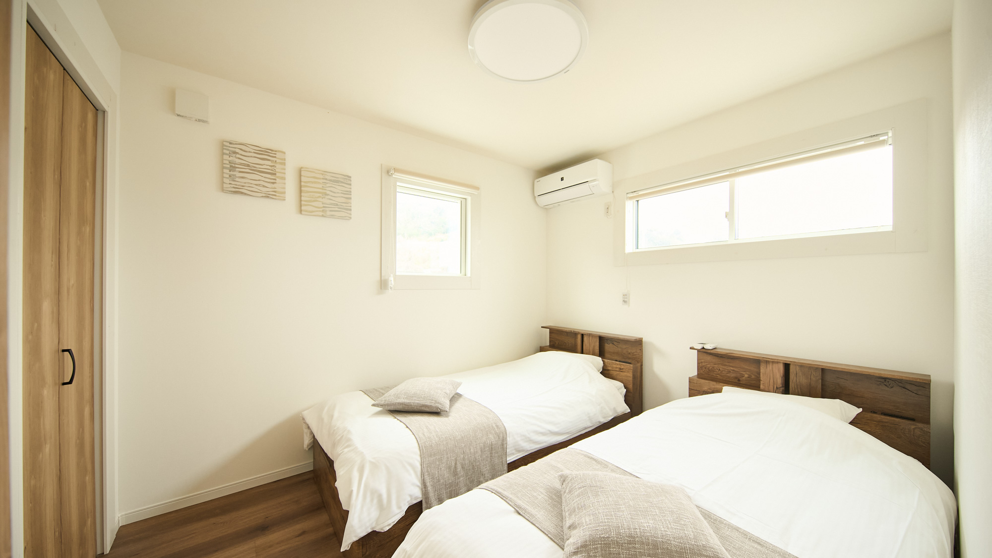 寝室1：シングルベッド2台