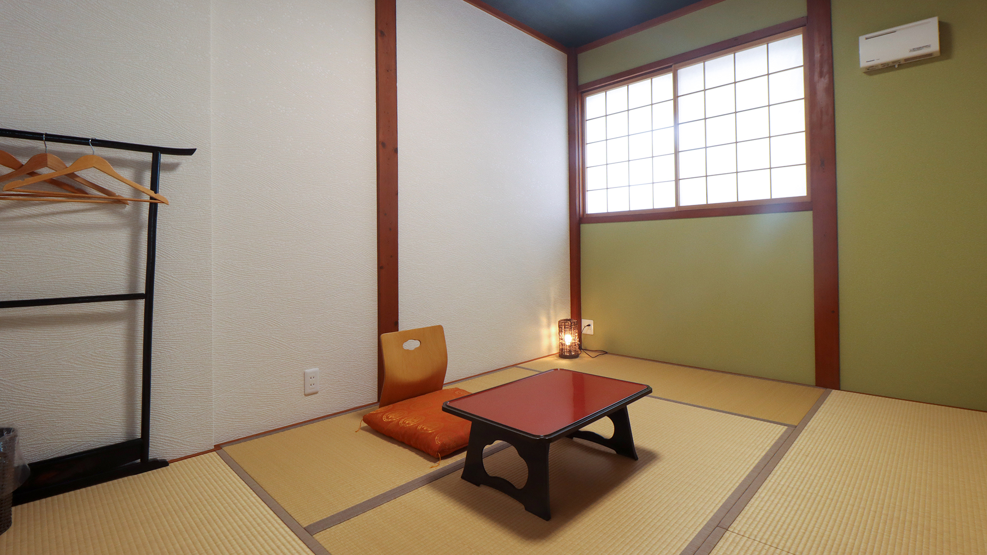 ＃山-yama　越後山脈の朝日連峰や荒島の蕨山をイメージし緑色のお部屋