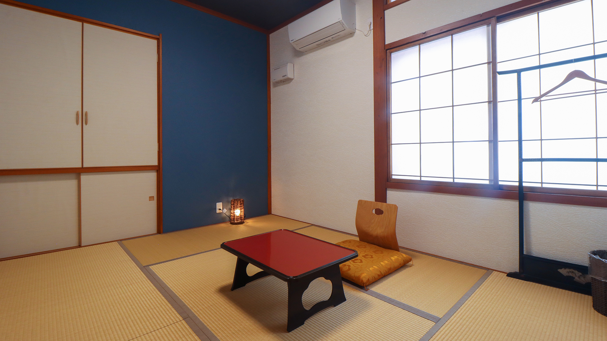 ＃海-umi 新潟の日本海をイメージし、藍色の壁紙で表現しています