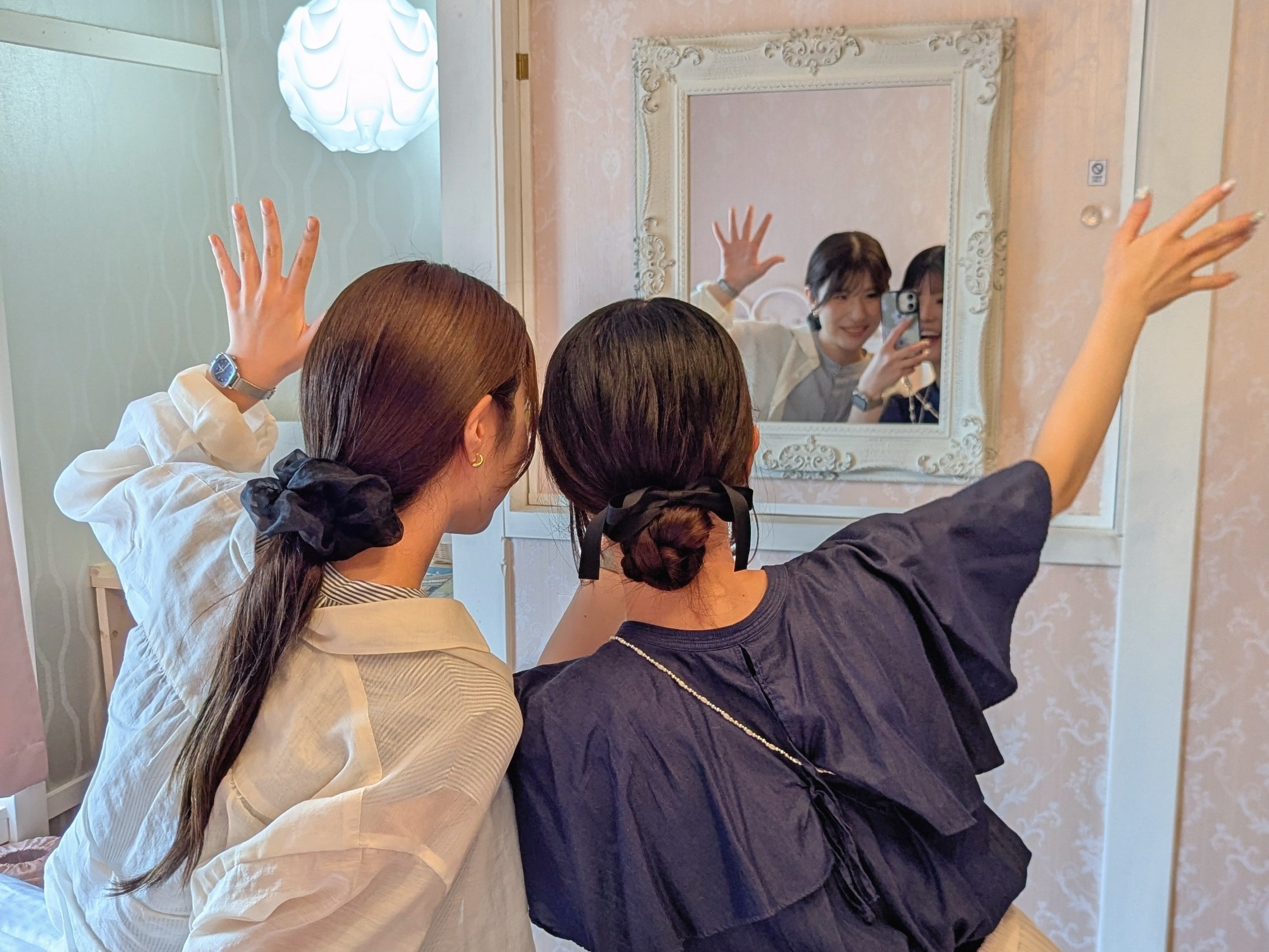 【ガーリーテイスト客室】おしゃれな鏡はミラー越しフォトに最適