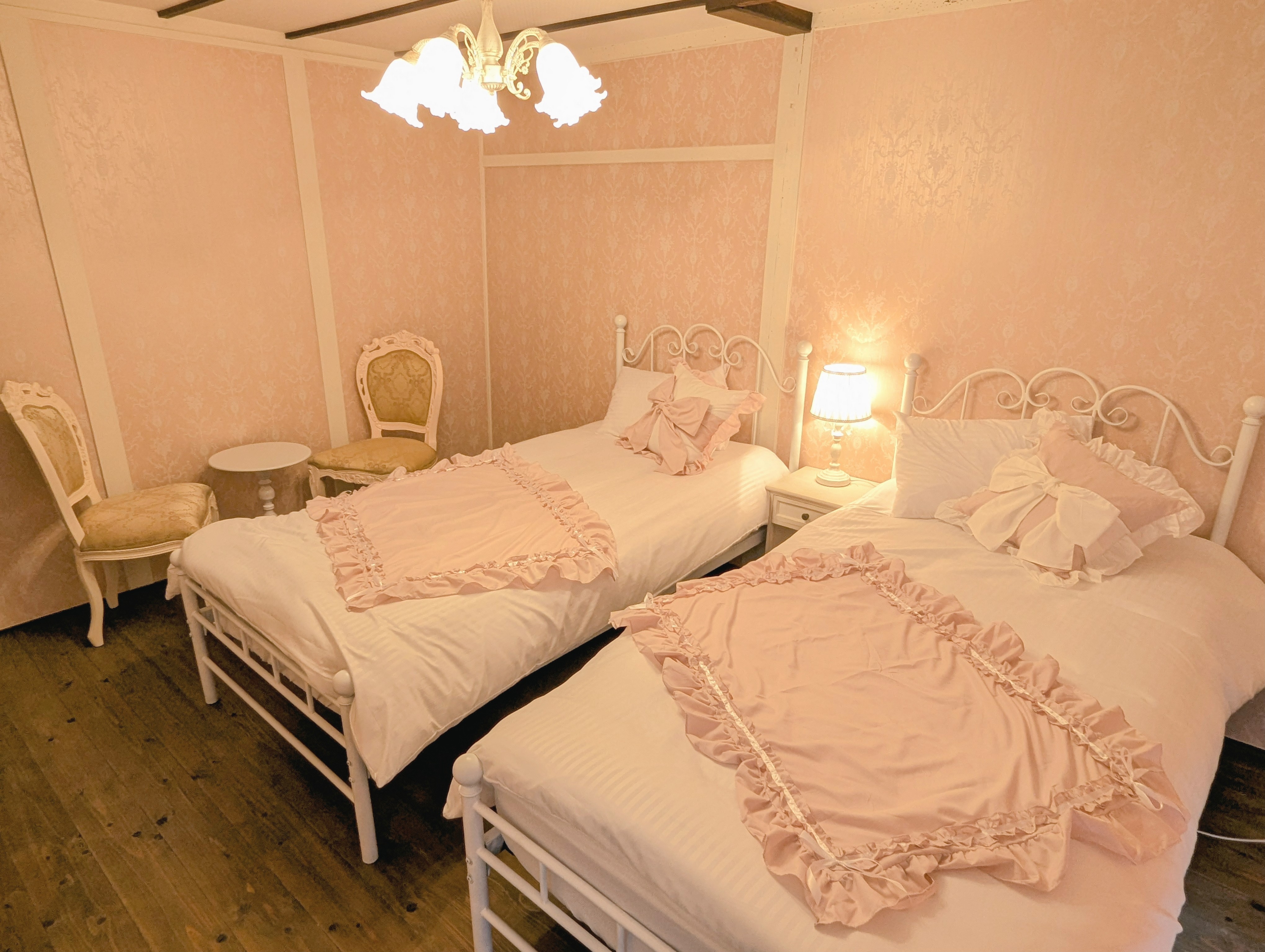 【ガーリーテイスト客室】2階の寝室はフレンチガーリーな雰囲気