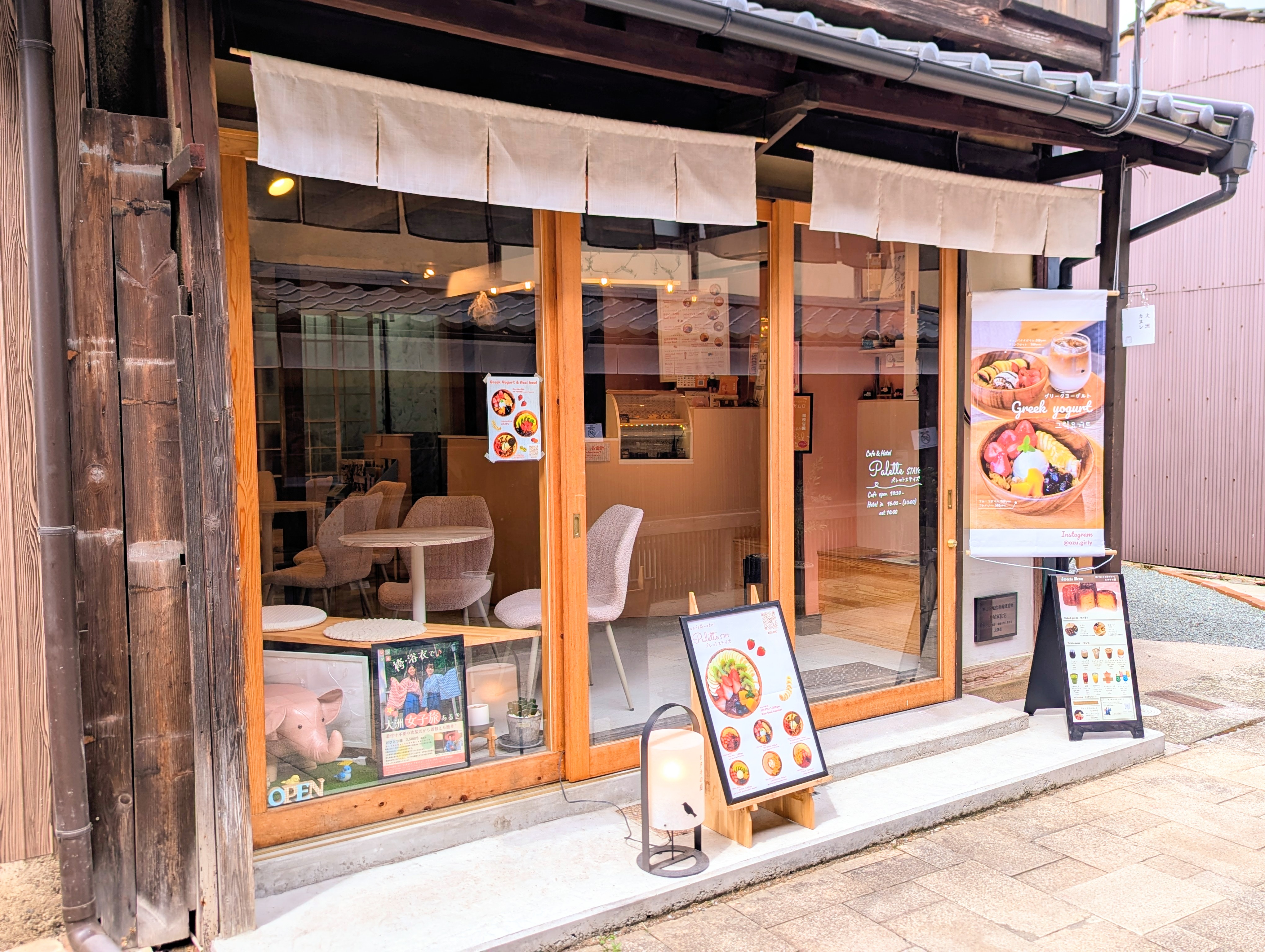 【フロント入口】レトロな町並みに溶け込むような落ち着いた外観