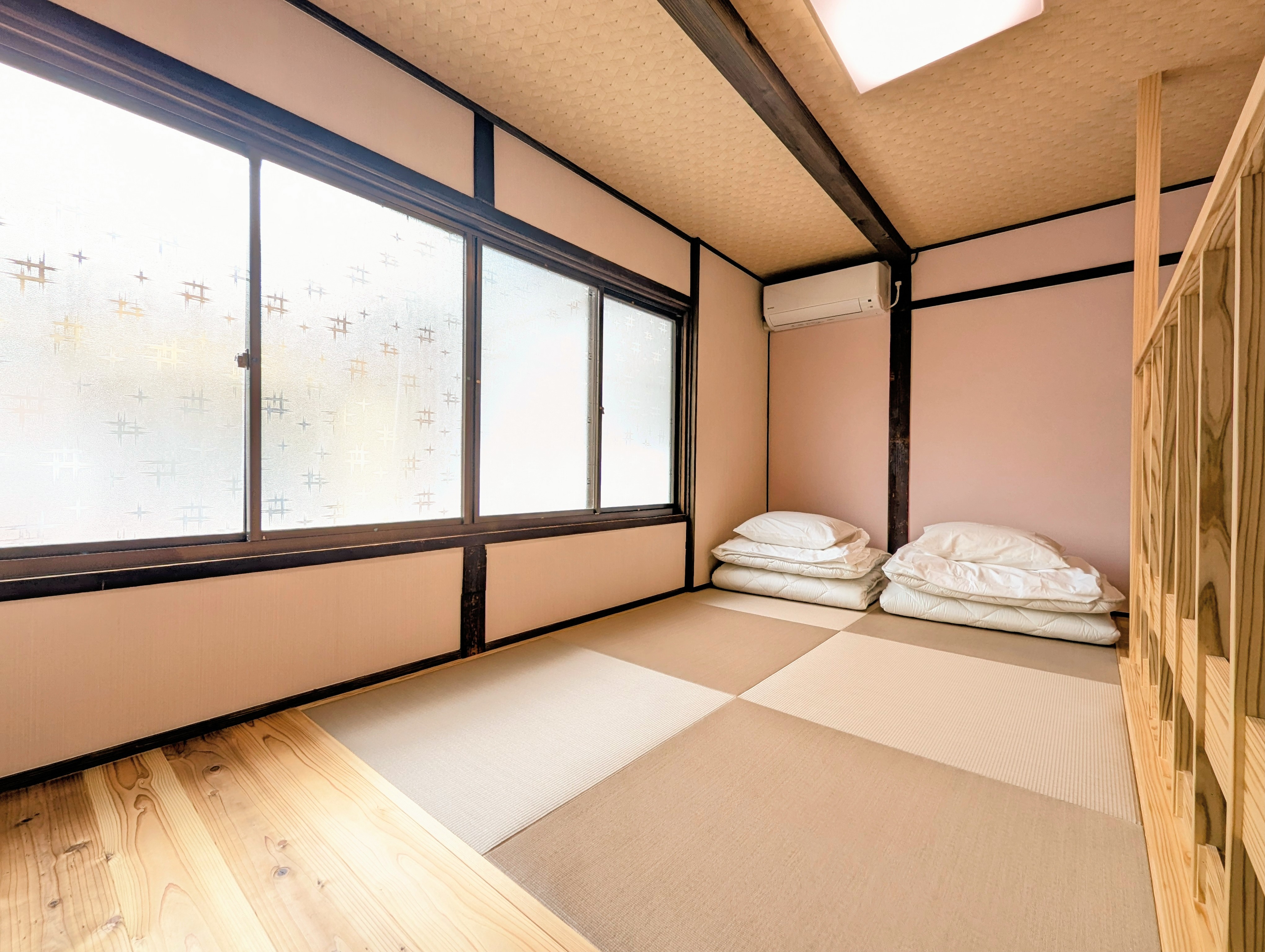 【和モダン客室】2階の寝室は畳の和モダンな空間