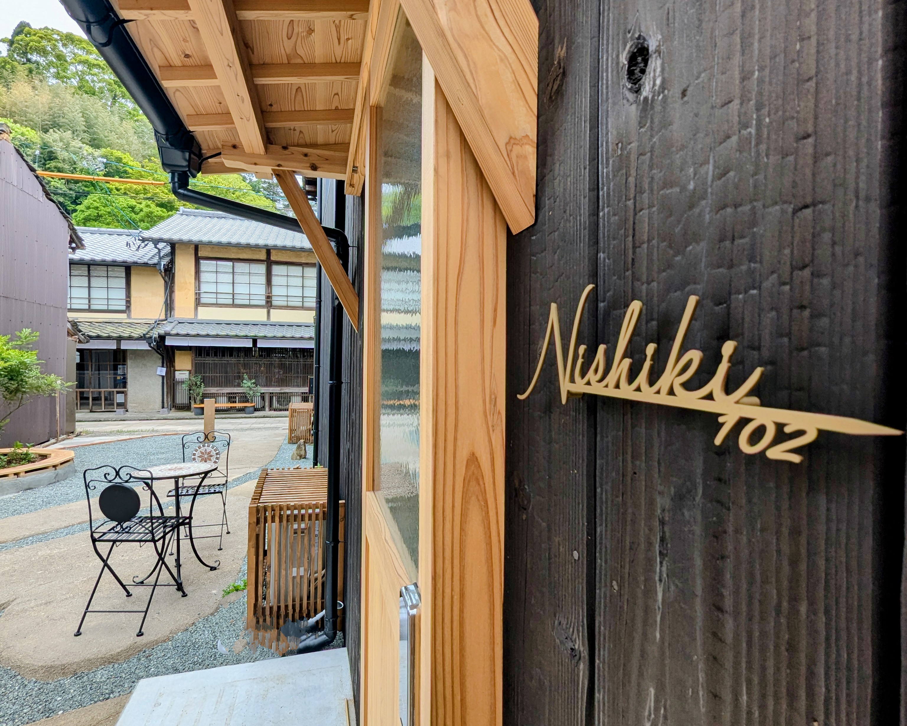 【客室入口】各客室には独立した玄関があり、１棟貸しの雰囲気