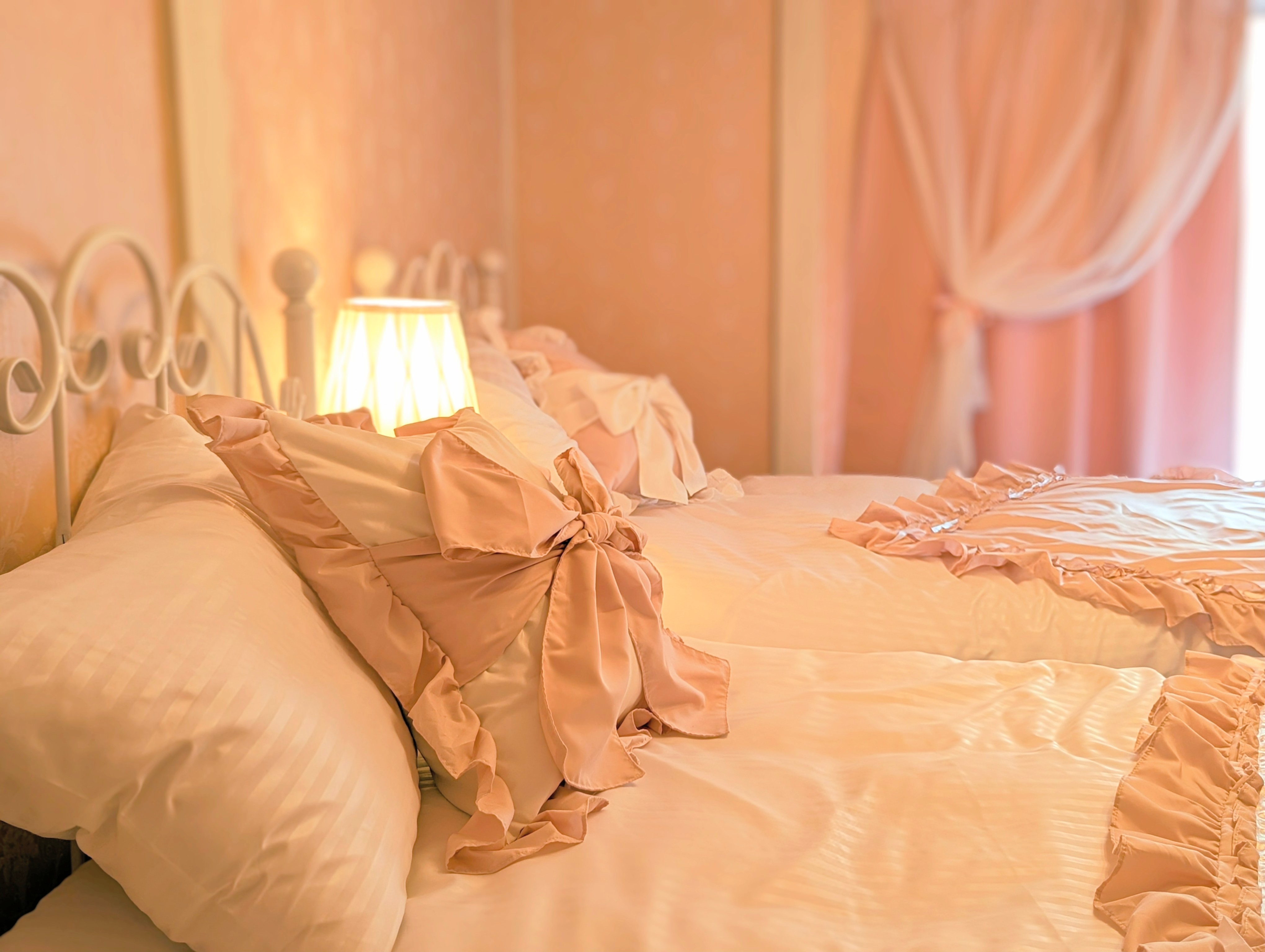 【ガーリーテイスト客室】2階の寝室はピンク色のかわいい空間