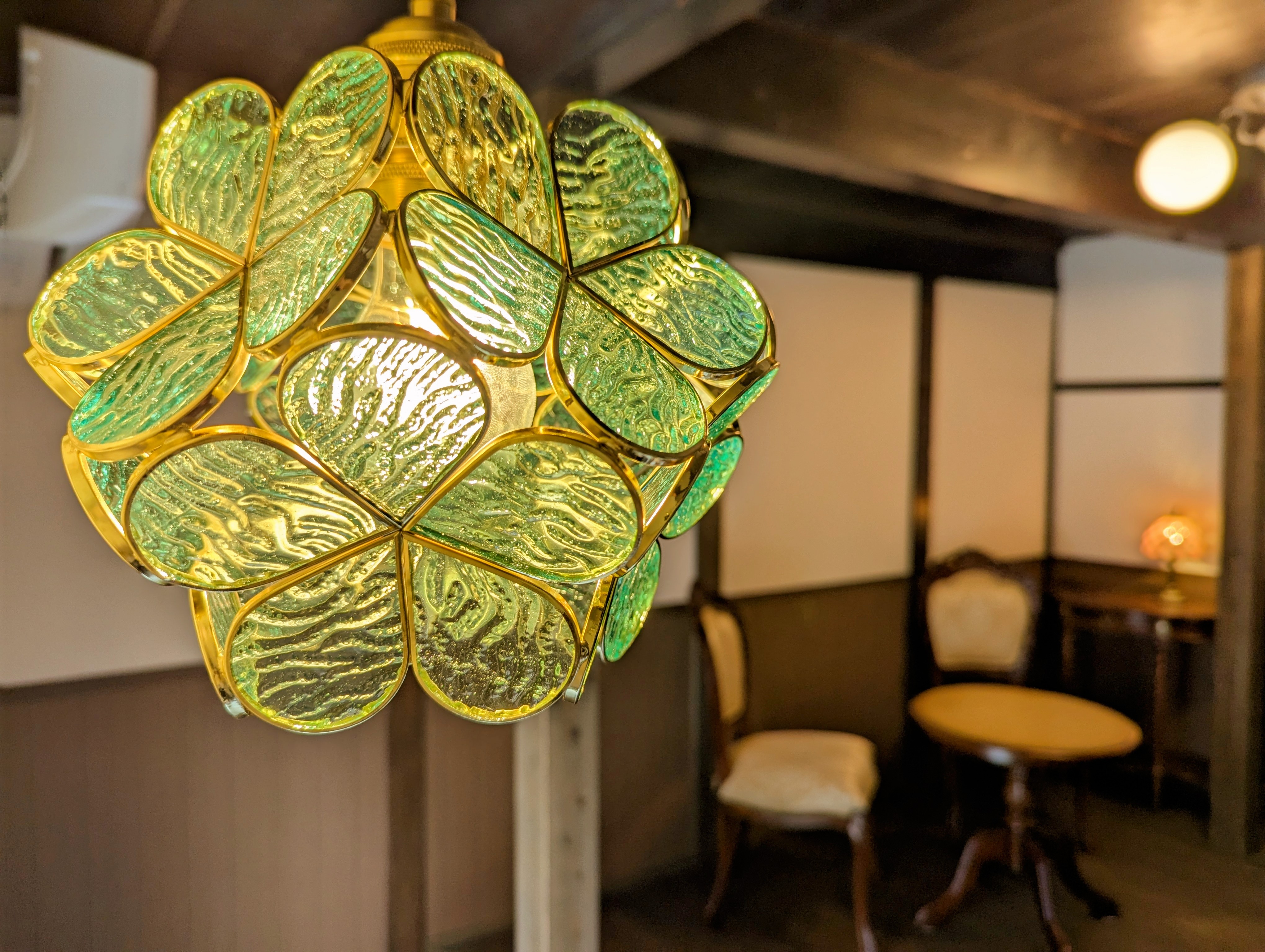 【和モダン客室】玄関を入ると大正ロマン風の居間