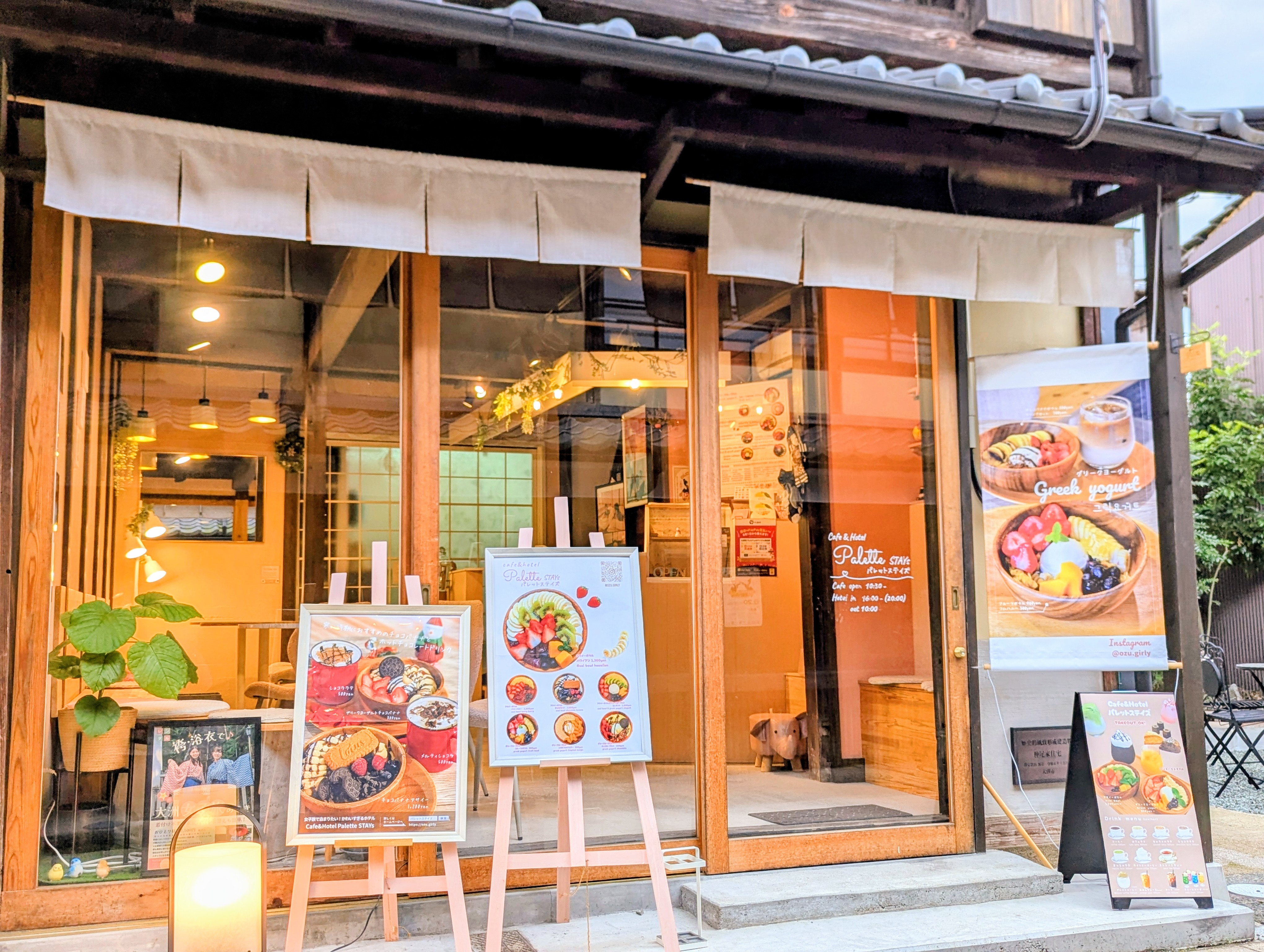 フロントには地元産のフルーツを使用したアサイーボウルやグリークヨーグルトが食べられるカフェが併設されています。