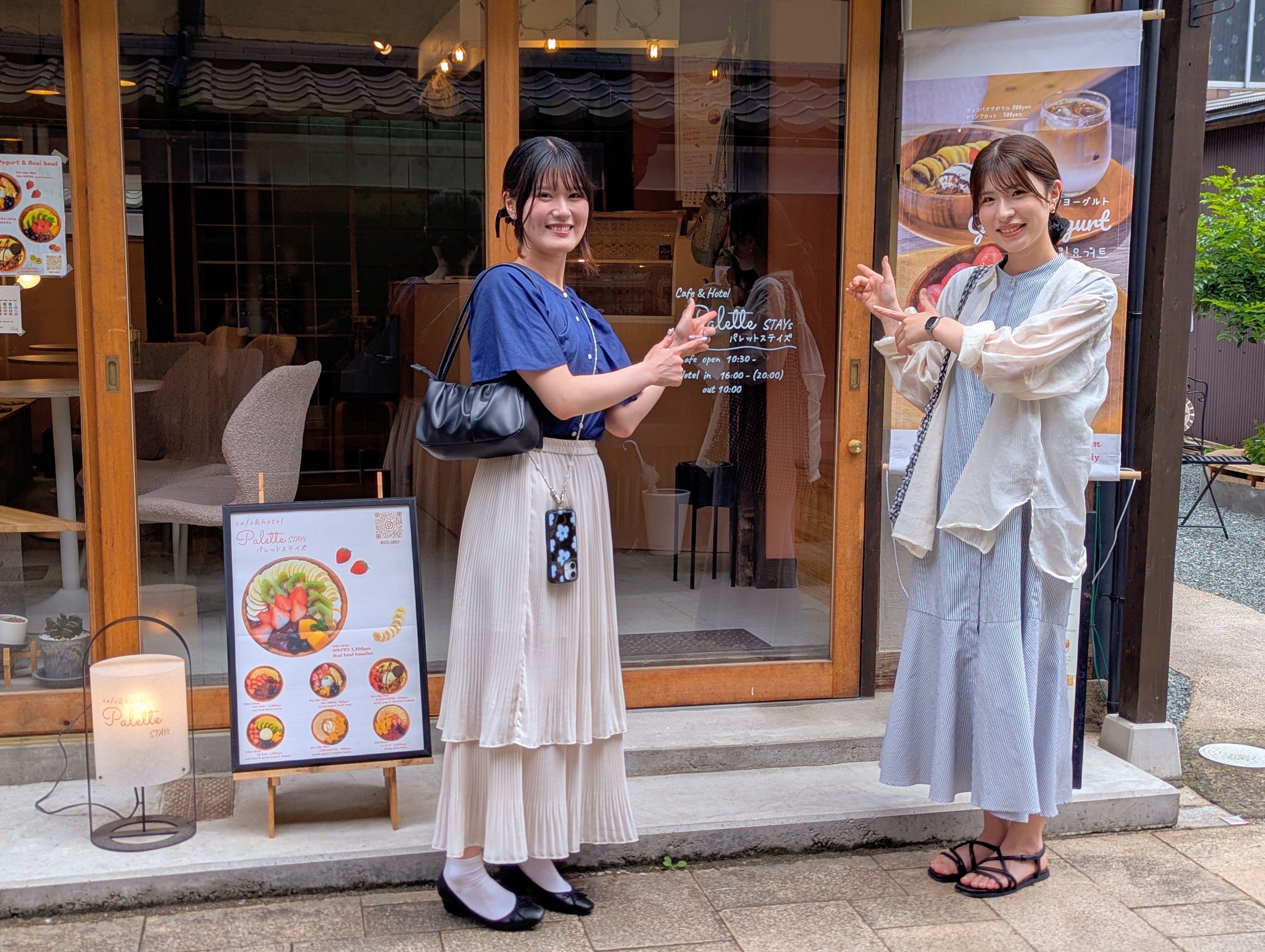 【フロント入口】フロントはカフェも兼ねていてアサイーボウルやグリークヨーグルトも食べられる