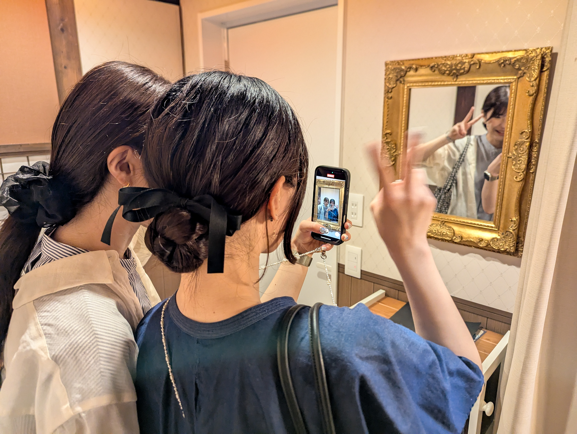 【和モダン客室】おしゃれな鏡はミラー越しフォトに最適