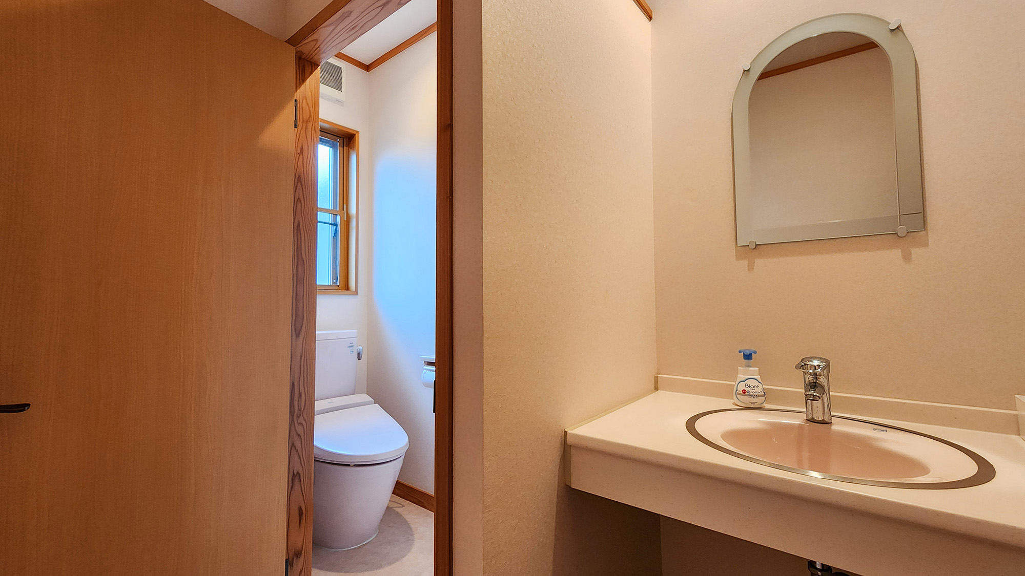 #館内にある共用トイレ女性用