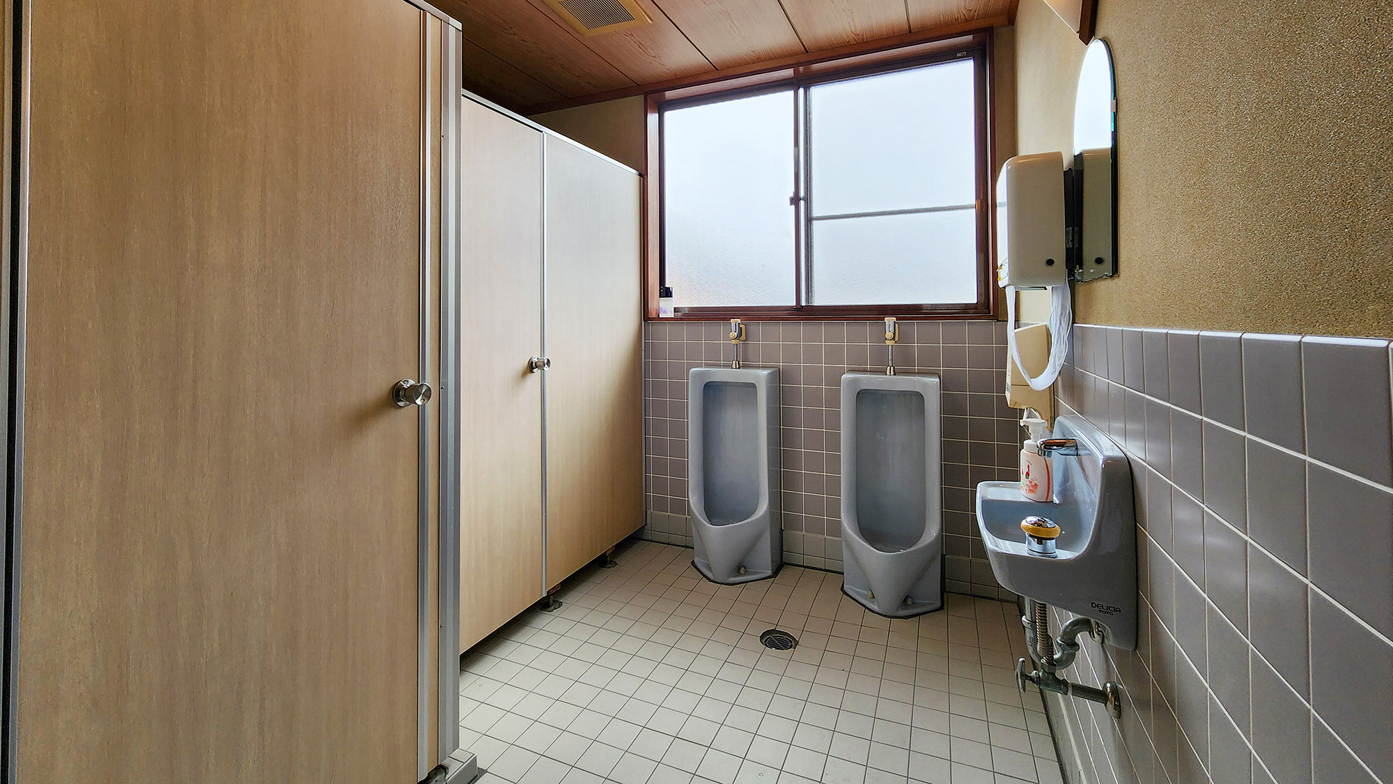 #館内にある共用トイレ男性用