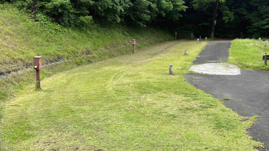 【全区画電源付き・車乗り入れ可】テントサイト
