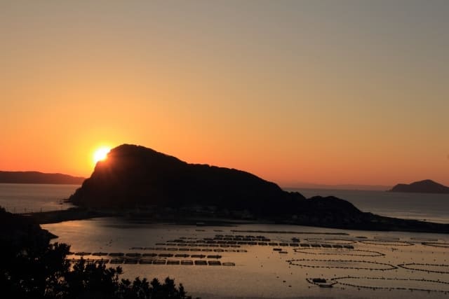 柏島を背に夕陽