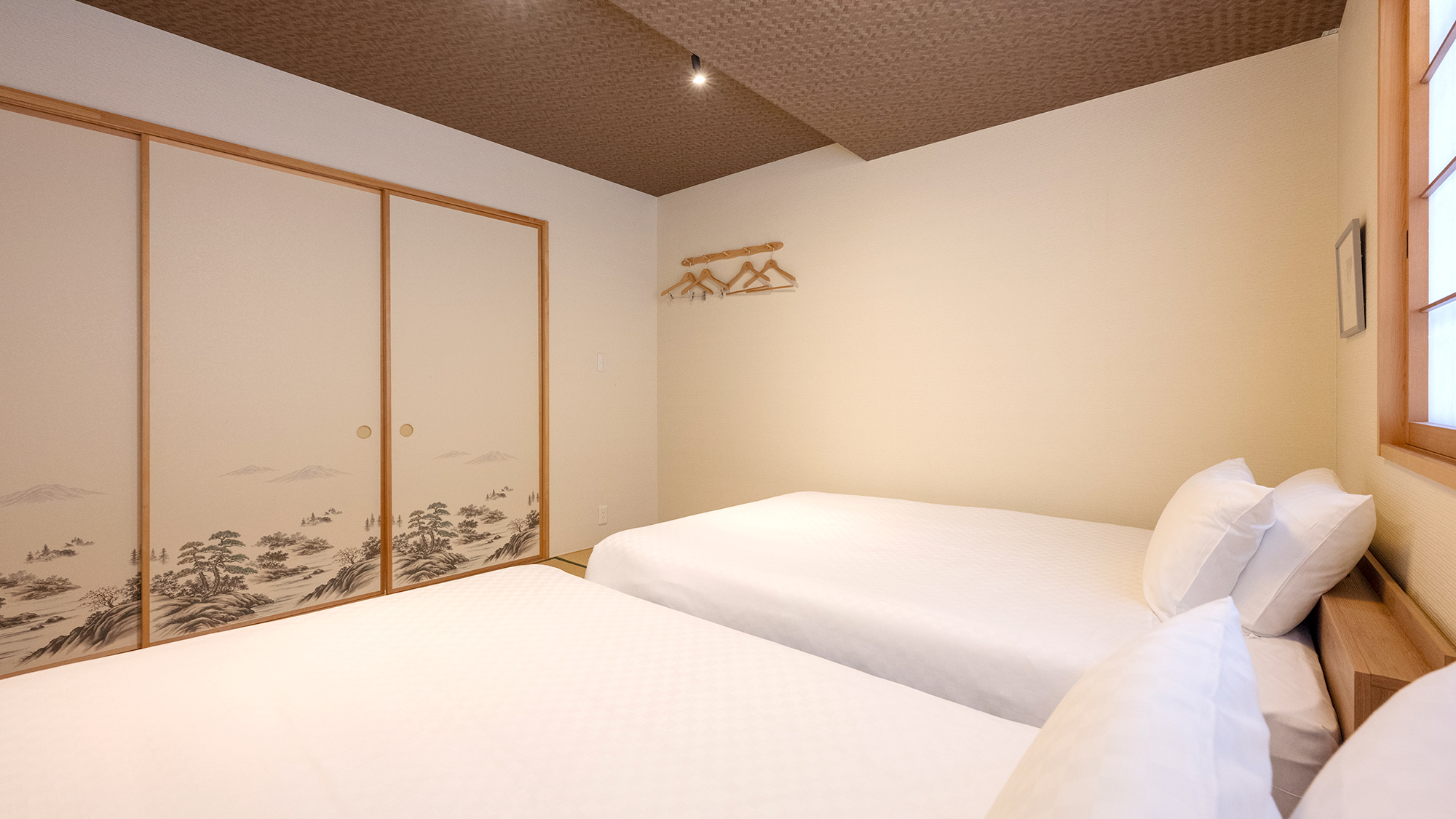 鈴 三年坂 夢子（2階）