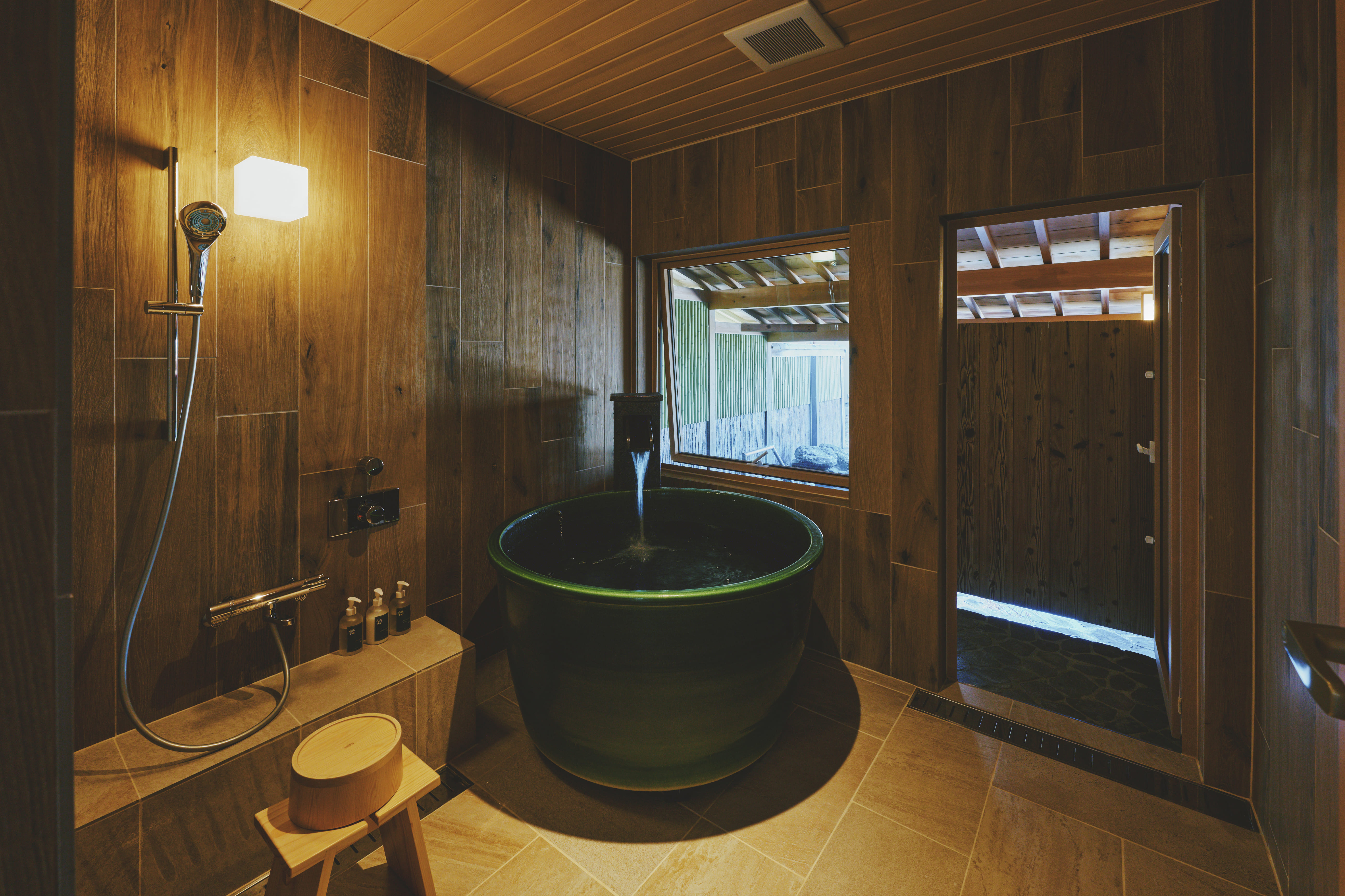 スイート&rdquo;離れ&rdquo;（天然温泉露天風呂付和室）