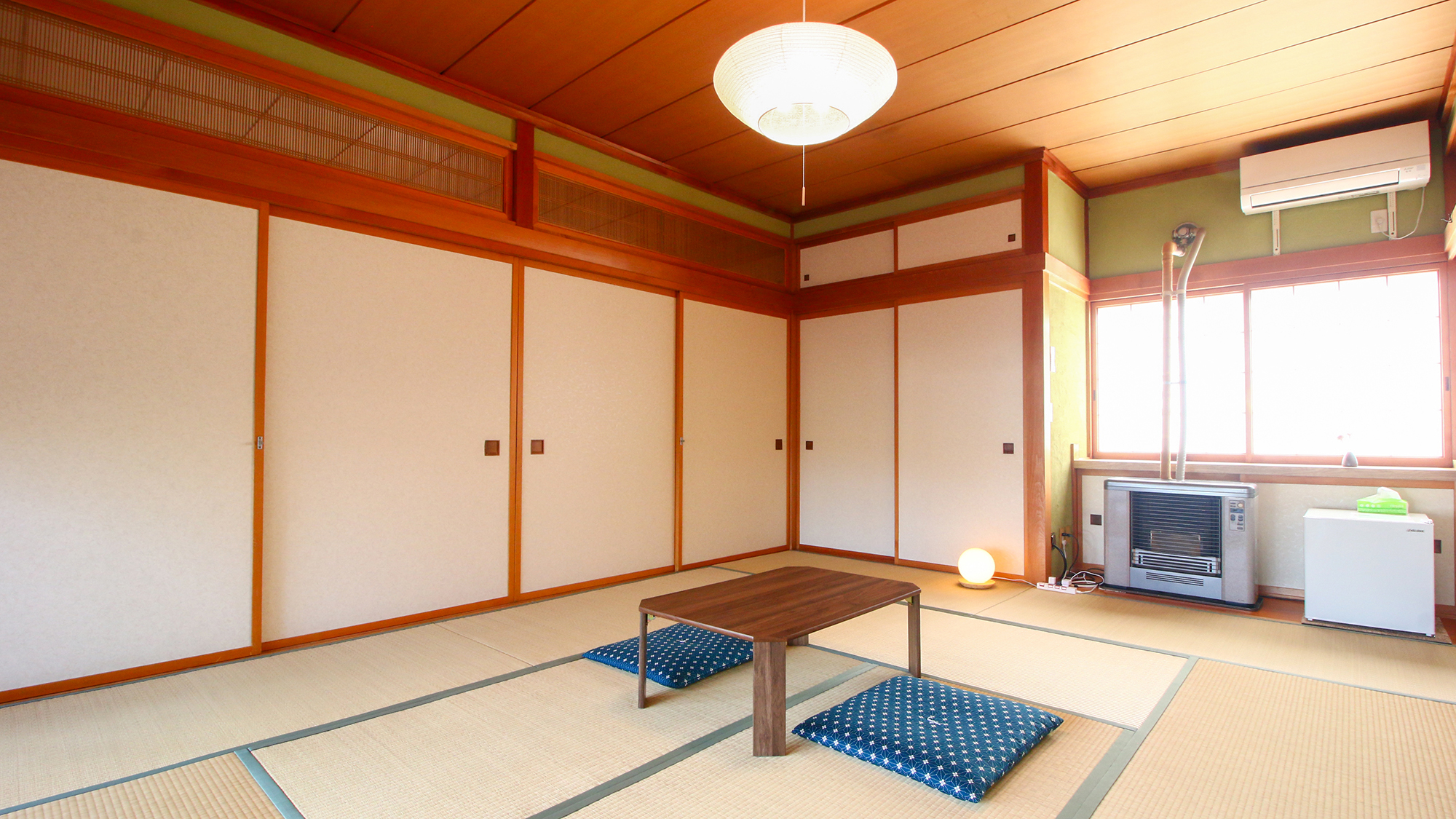 #和室10畳　10畳の和室では、畳に寝転んでのんびりとした時間を楽しめます