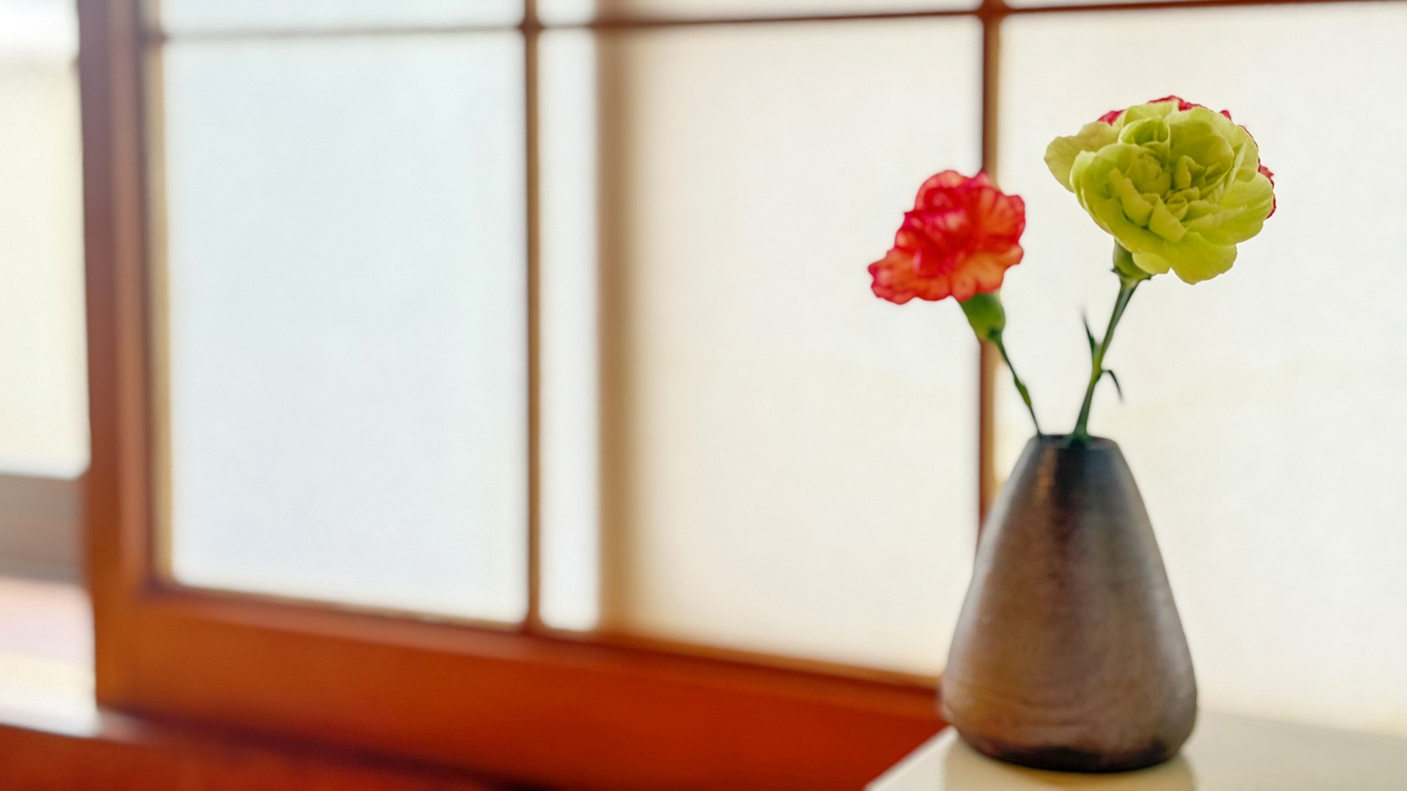 #イメージ　各お部屋には生け花を飾っており、お部屋に豊かな彩りをもたらします