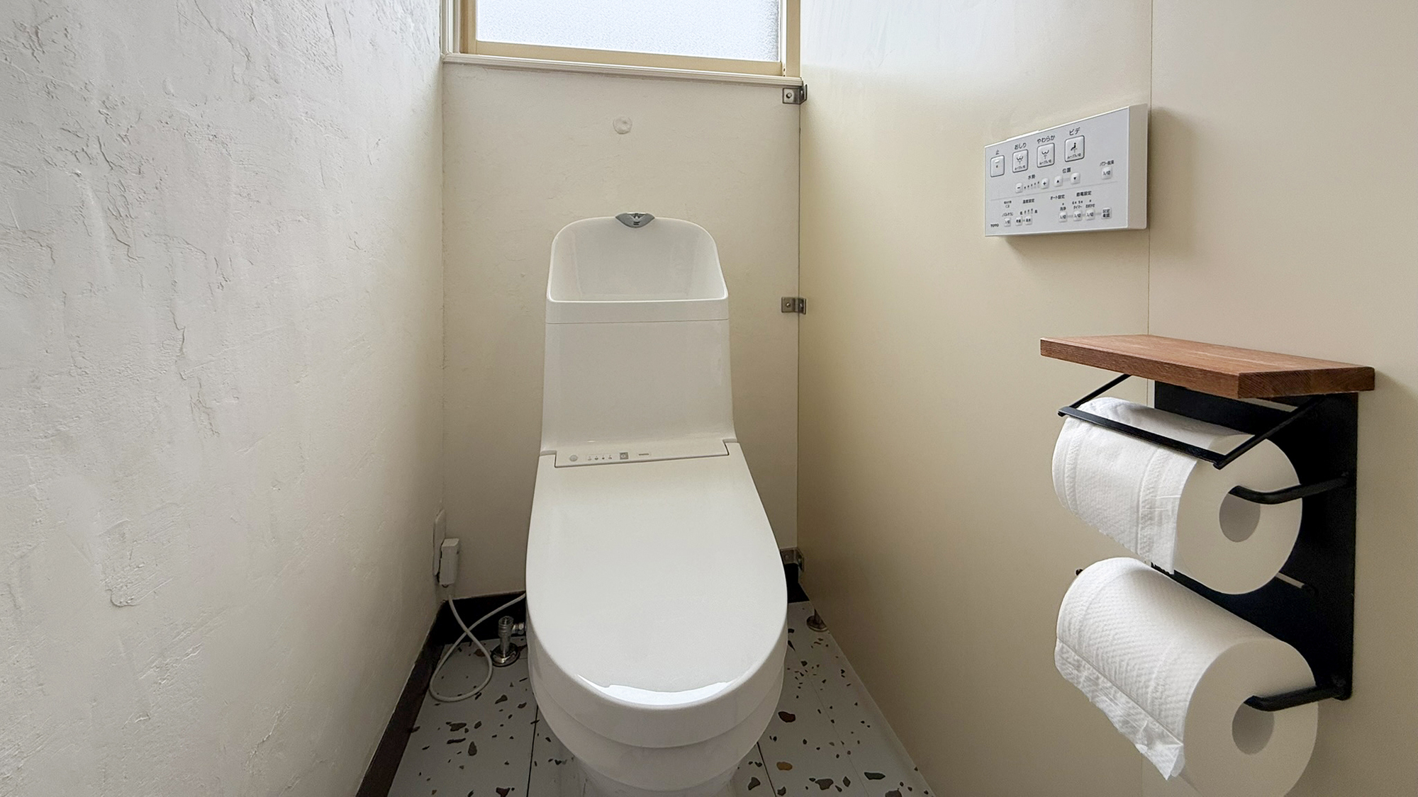 #洗面　清潔感のあるトイレは、快適なウォシュレット付きで安心して使えます