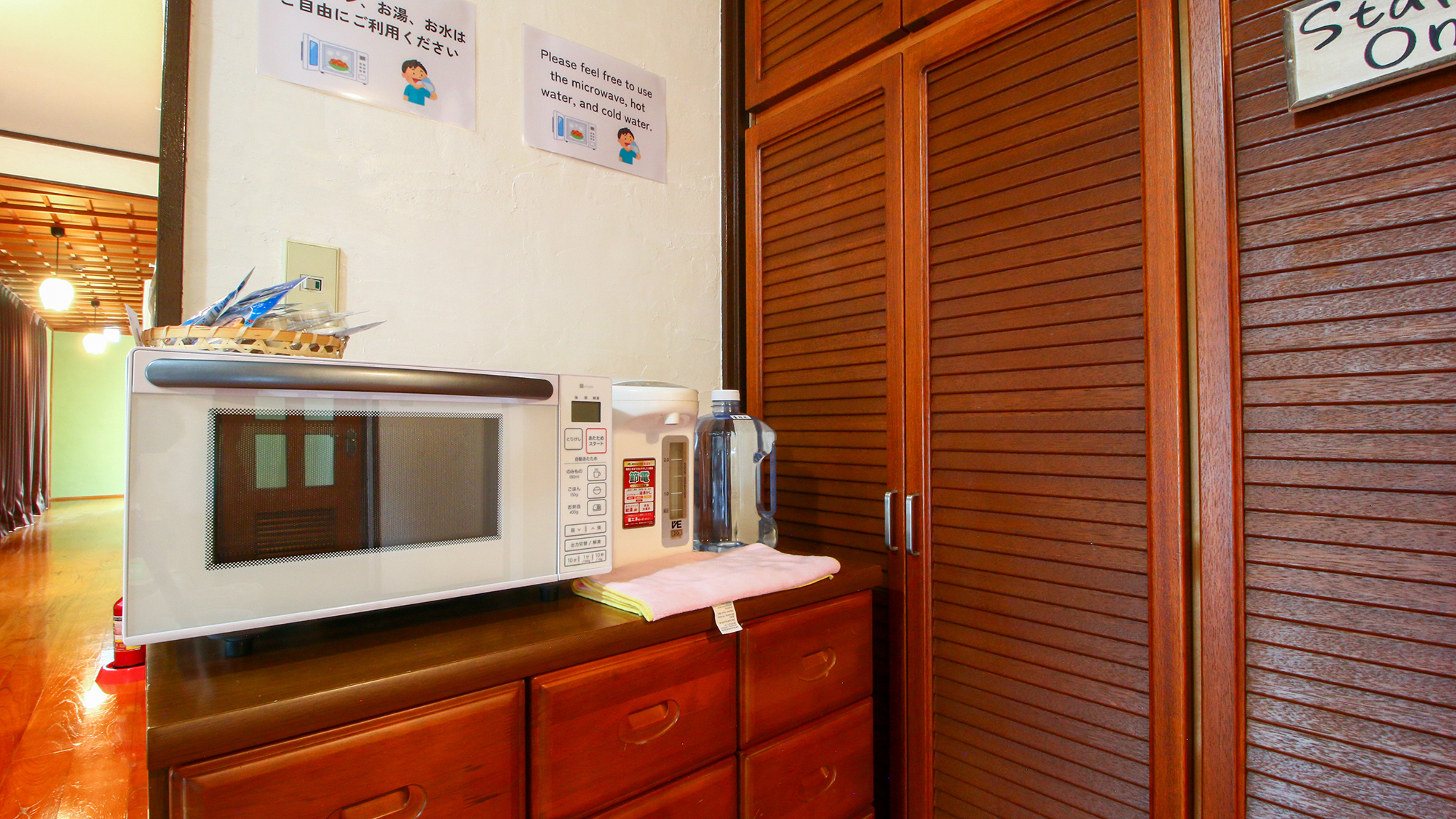 #館内　長期滞在にも嬉しい電子レンジや電気ポットが共用でご利用いただけます