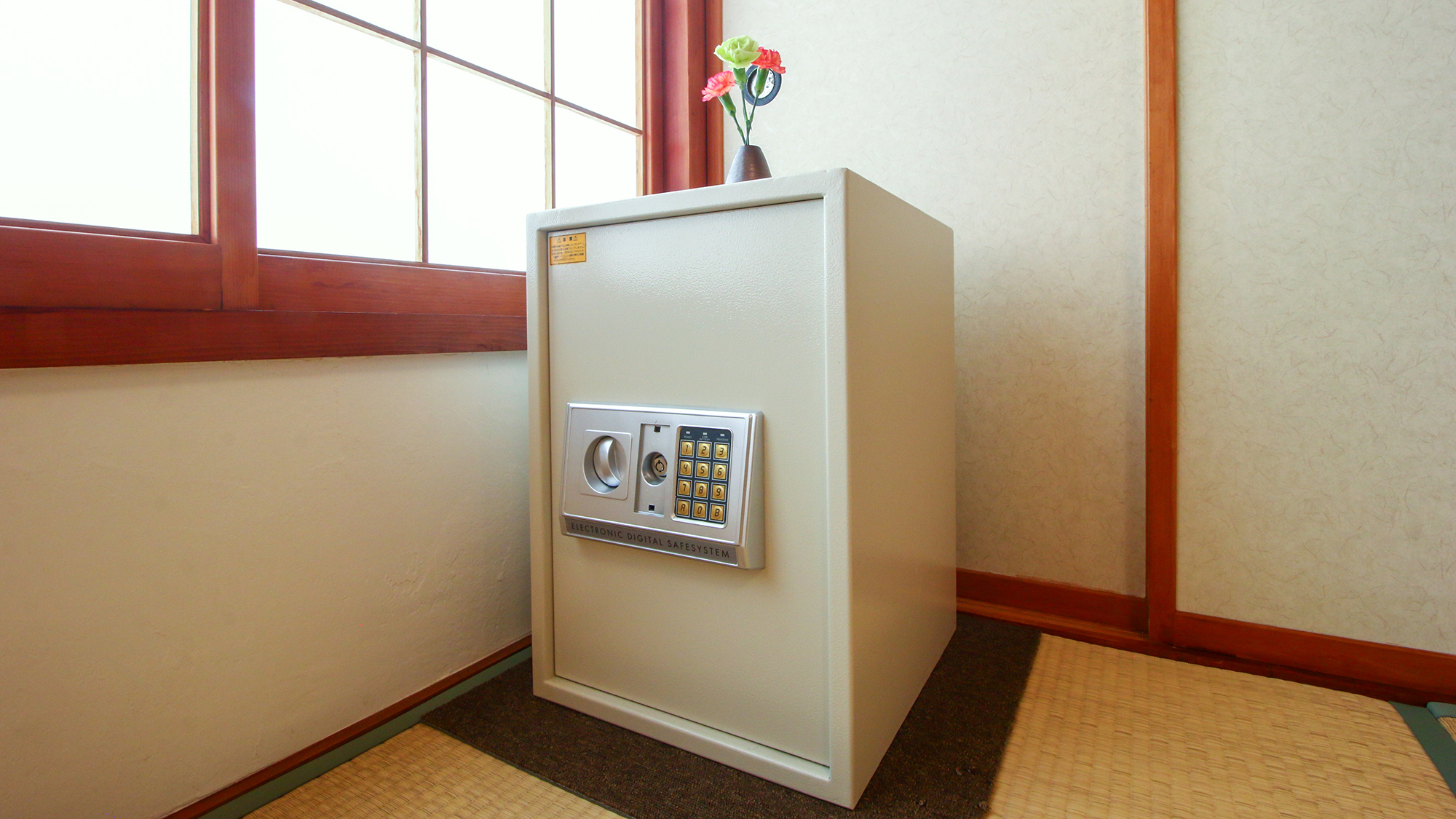 #客室　大切な貴重品を安心して保管できる金庫が各部屋に備え付けております